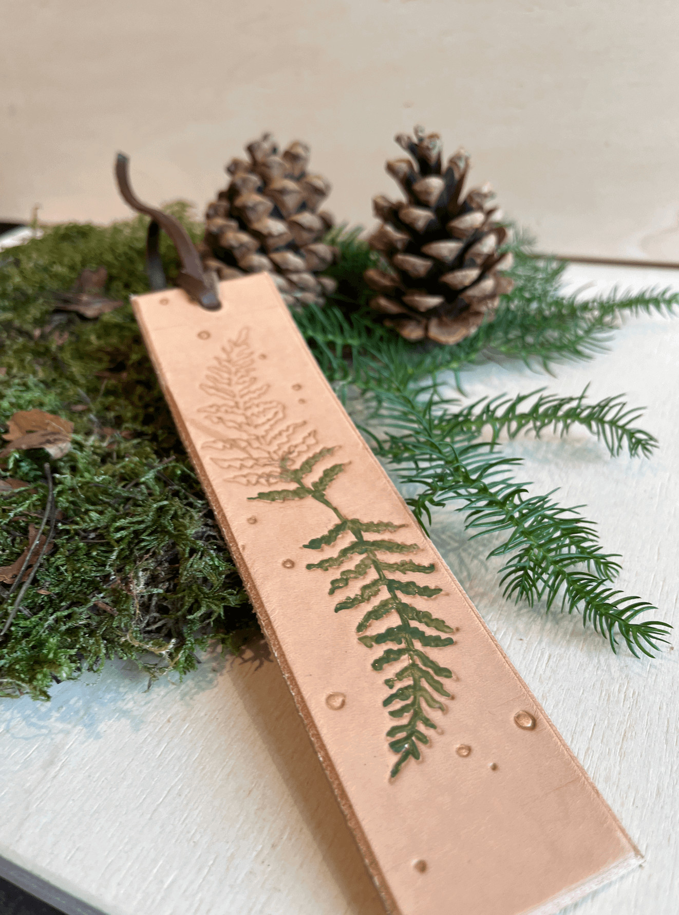 Lederen boekenlegger met leather carving @Libelle Winterfair - 16/11/2025 om 15u15 - Foto