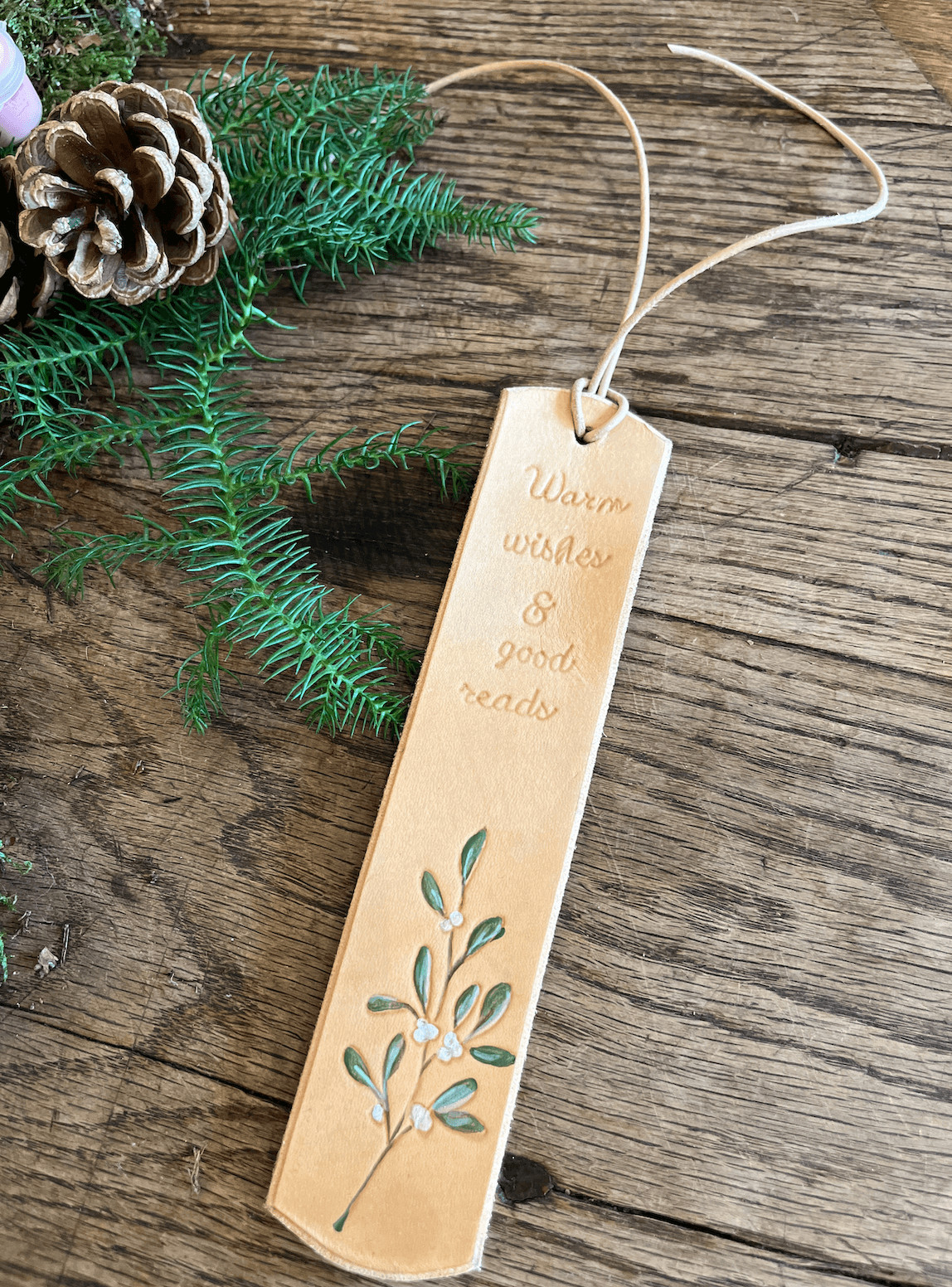 Lederen boekenlegger met leather carving @Libelle Winterfair - 16/11/2025 om 16u45 - Foto