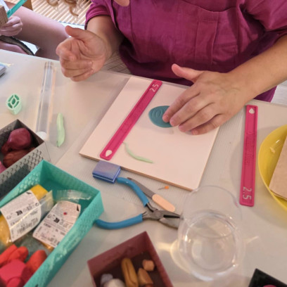 Oorbellen maken uit polymeerklei (prikkelarme workshop)