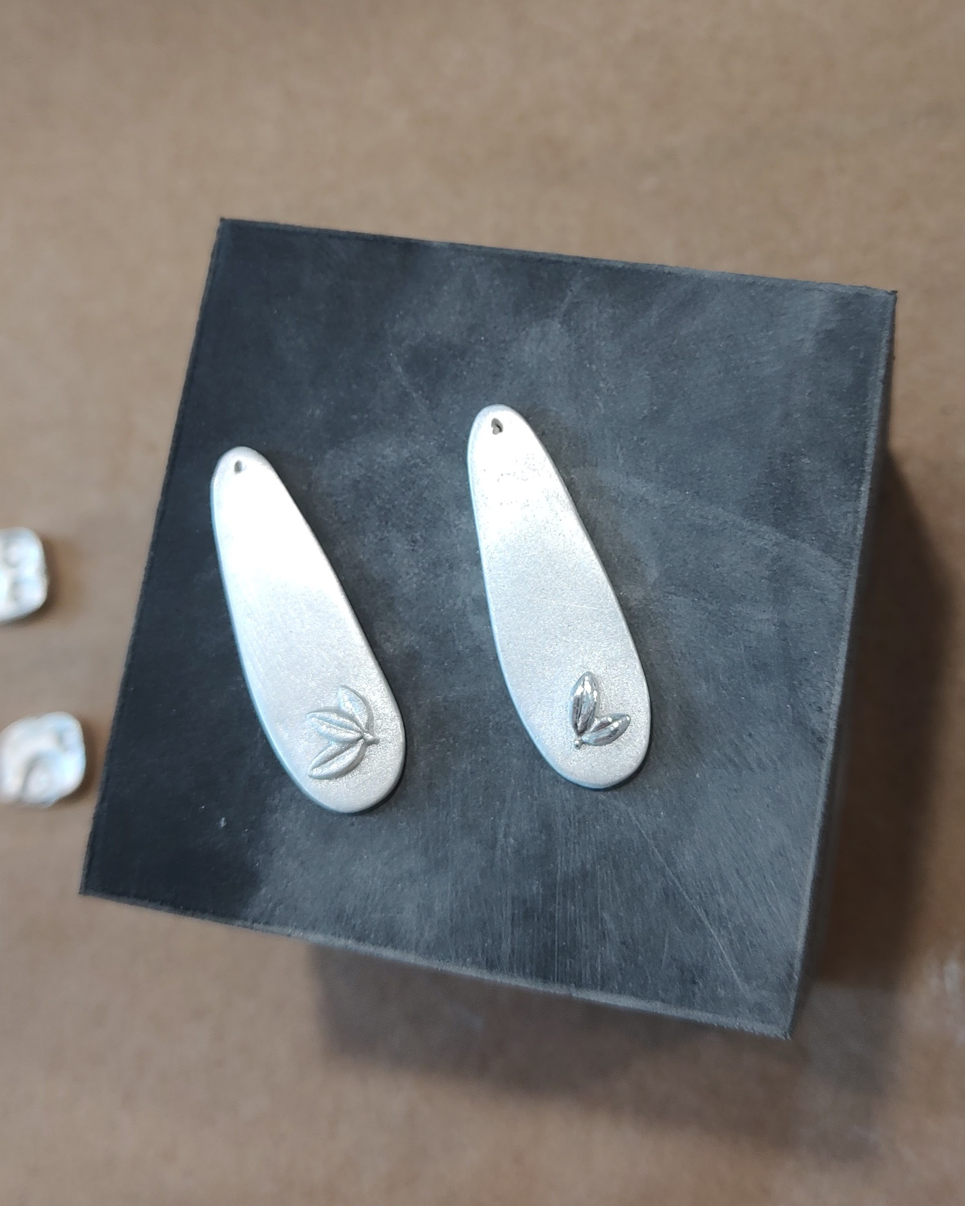 Workshop hanger en/of oorbellen in zilverklei - Foto