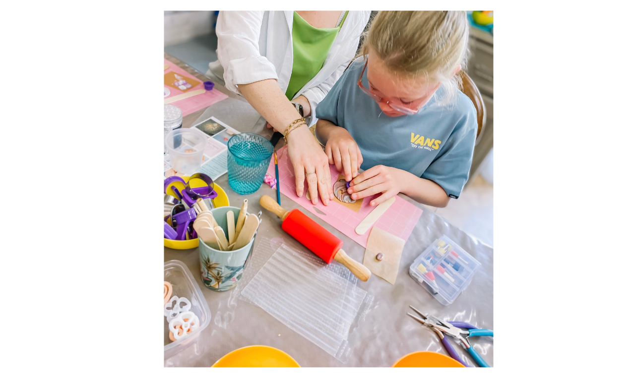 Ouder-kind workshop - oorbellen/sleutelhanger uit polymeerklei - Foto