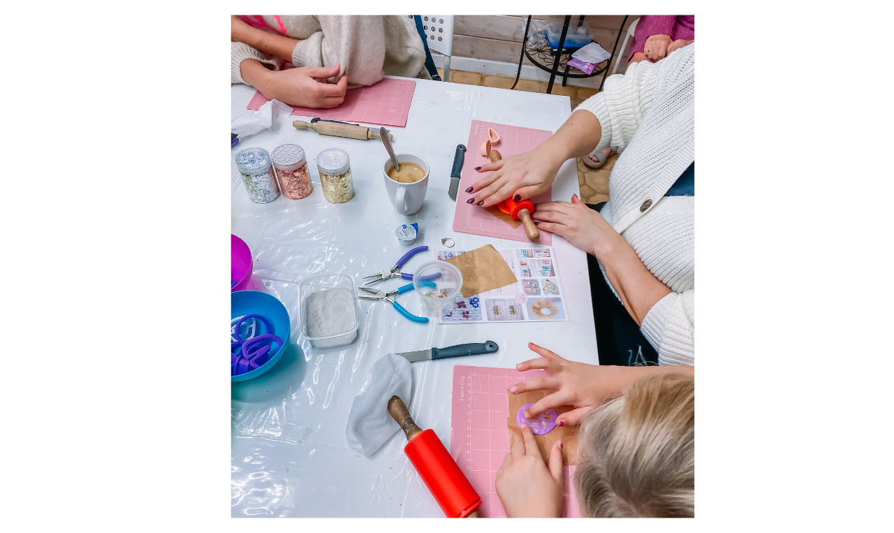 Ouder-kind workshop - oorbellen/sleutelhanger uit polymeerklei - Foto