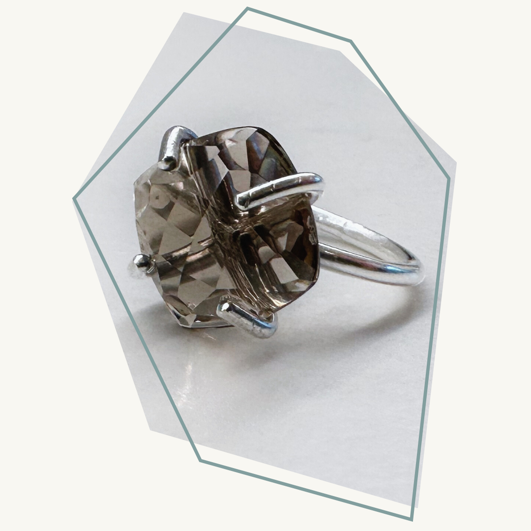 Ring met steen in klauwzetting