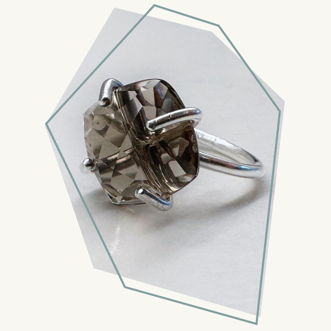 Ring met steen in klauwzetting - Foto