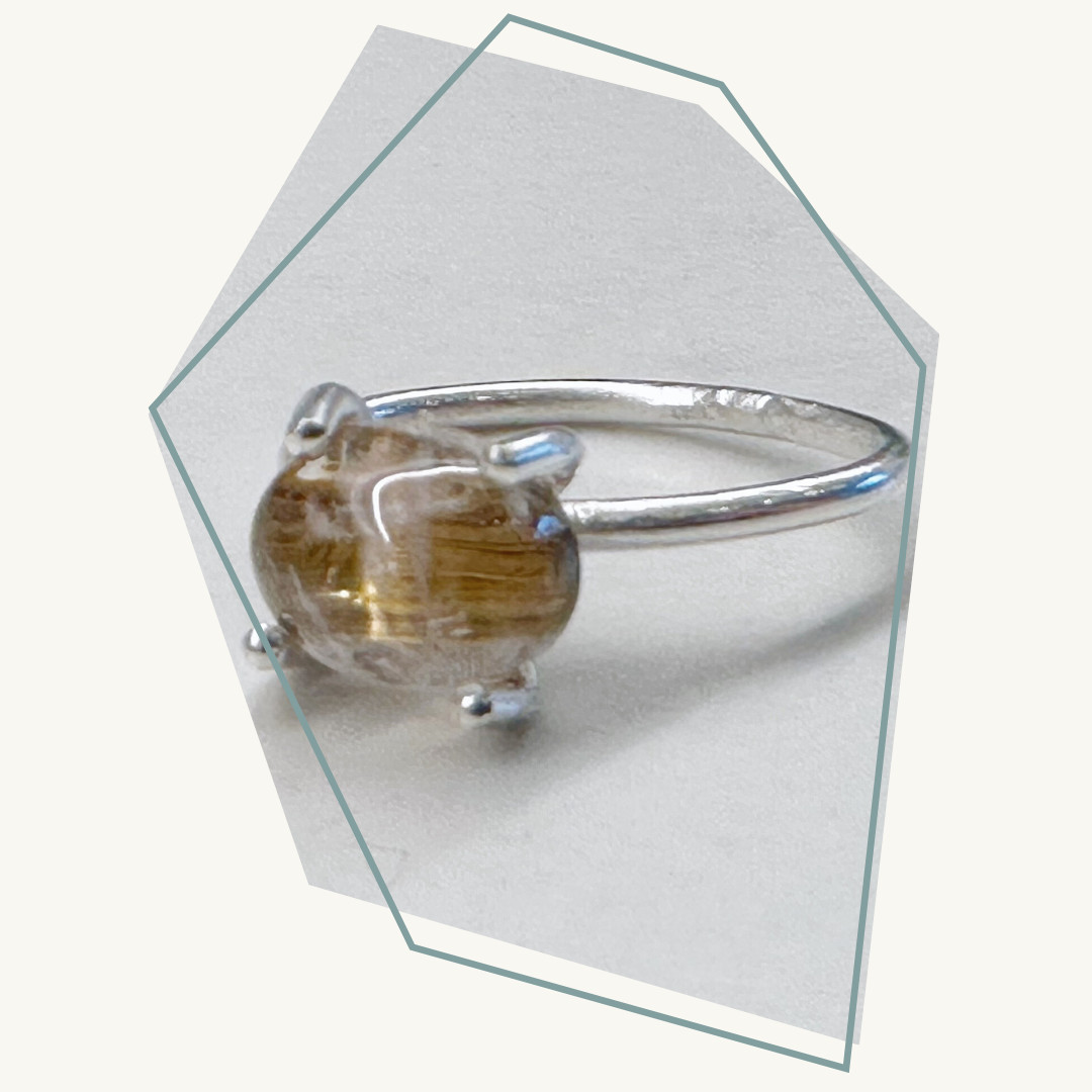 Ring met steen in klauwzetting - Foto