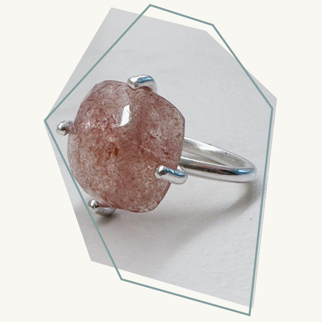 Ring met steen in klauwzetting - Foto