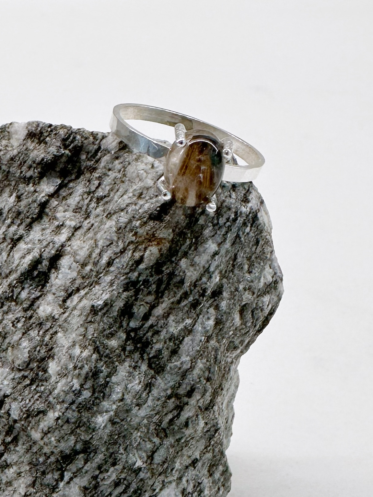 Ring met steen in klauwzetting - Foto