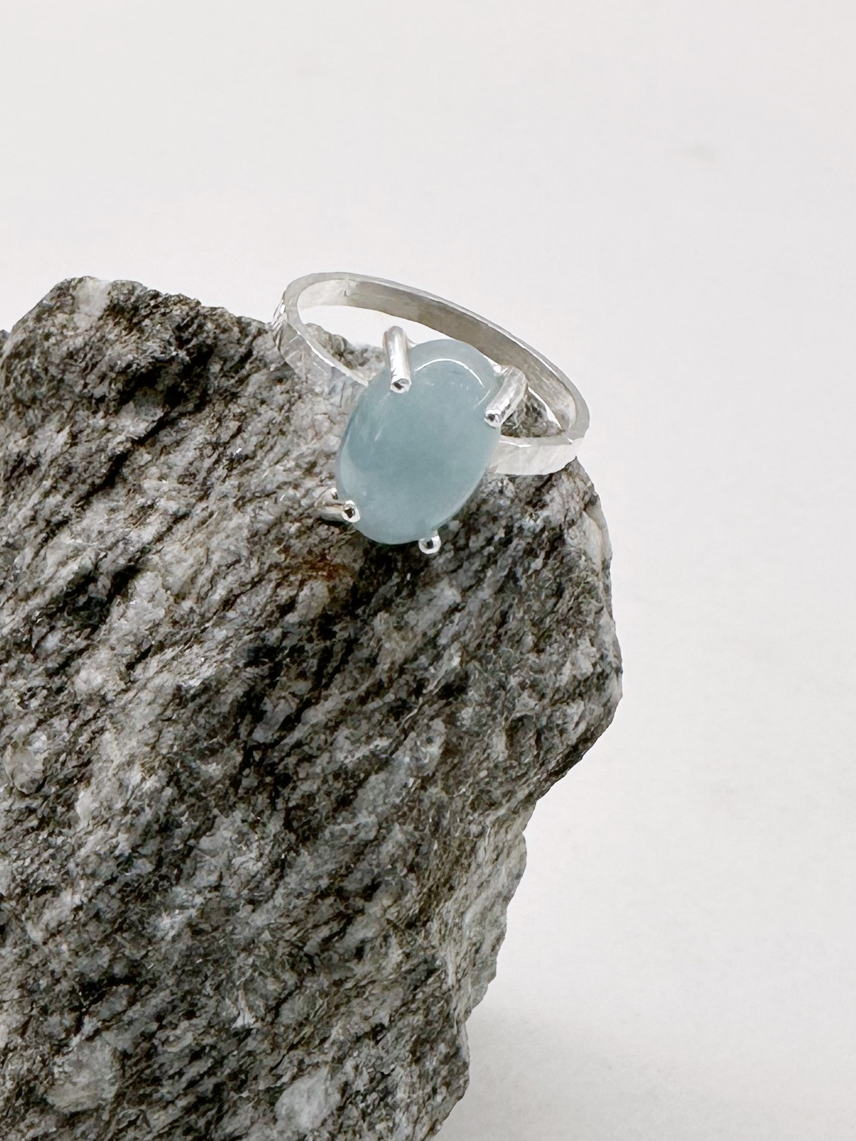 Ring met steen in klauwzetting - Foto