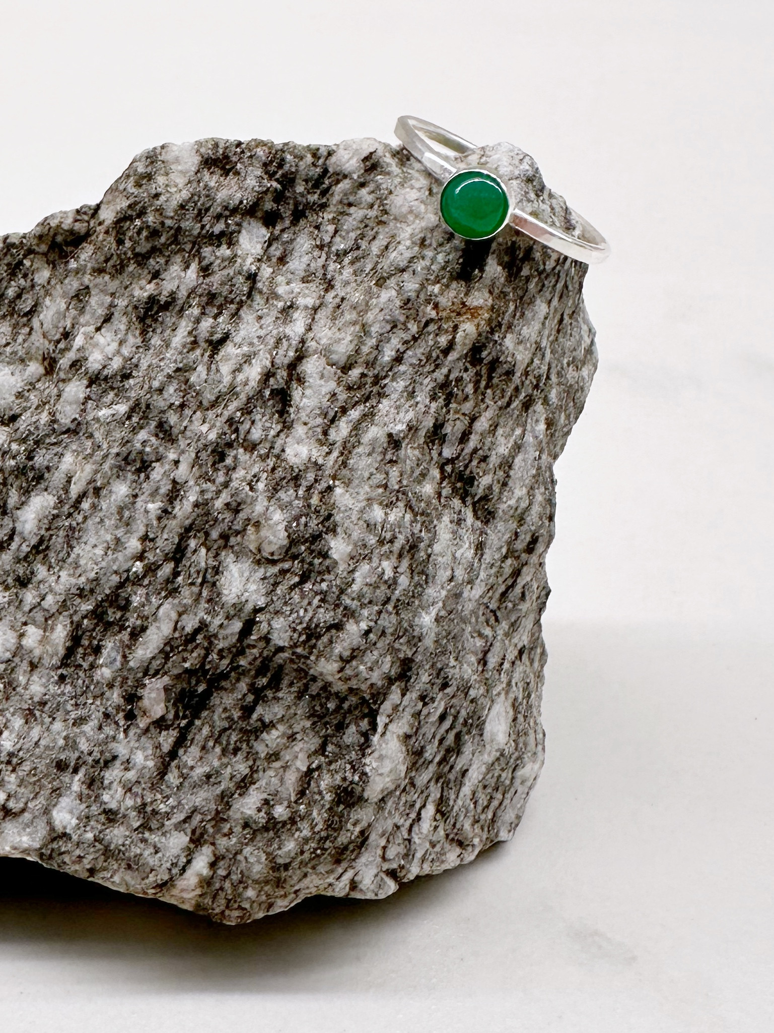 Zilveren ring met geboortesteen - Foto