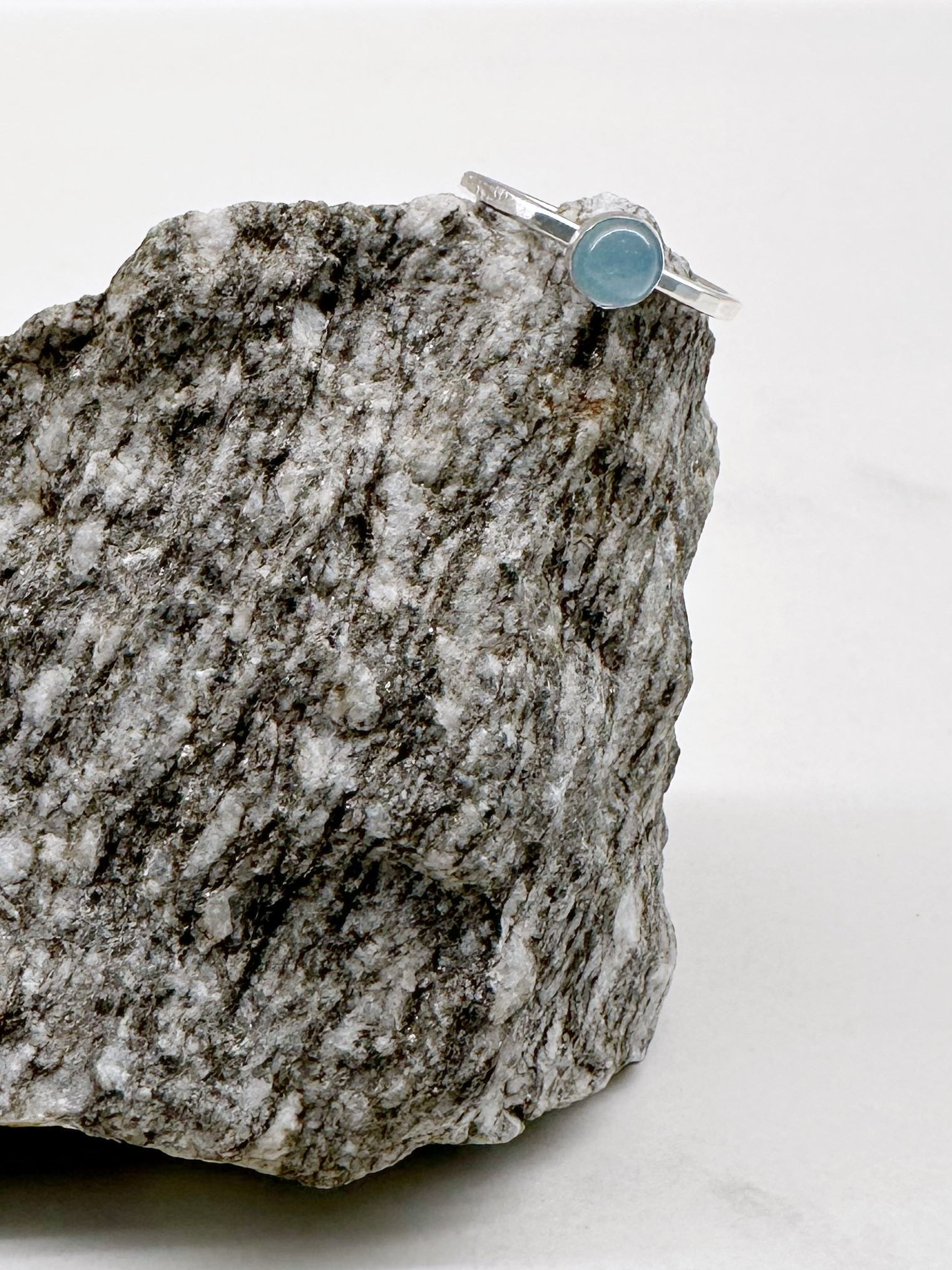 Zilveren ring met geboortesteen - Foto