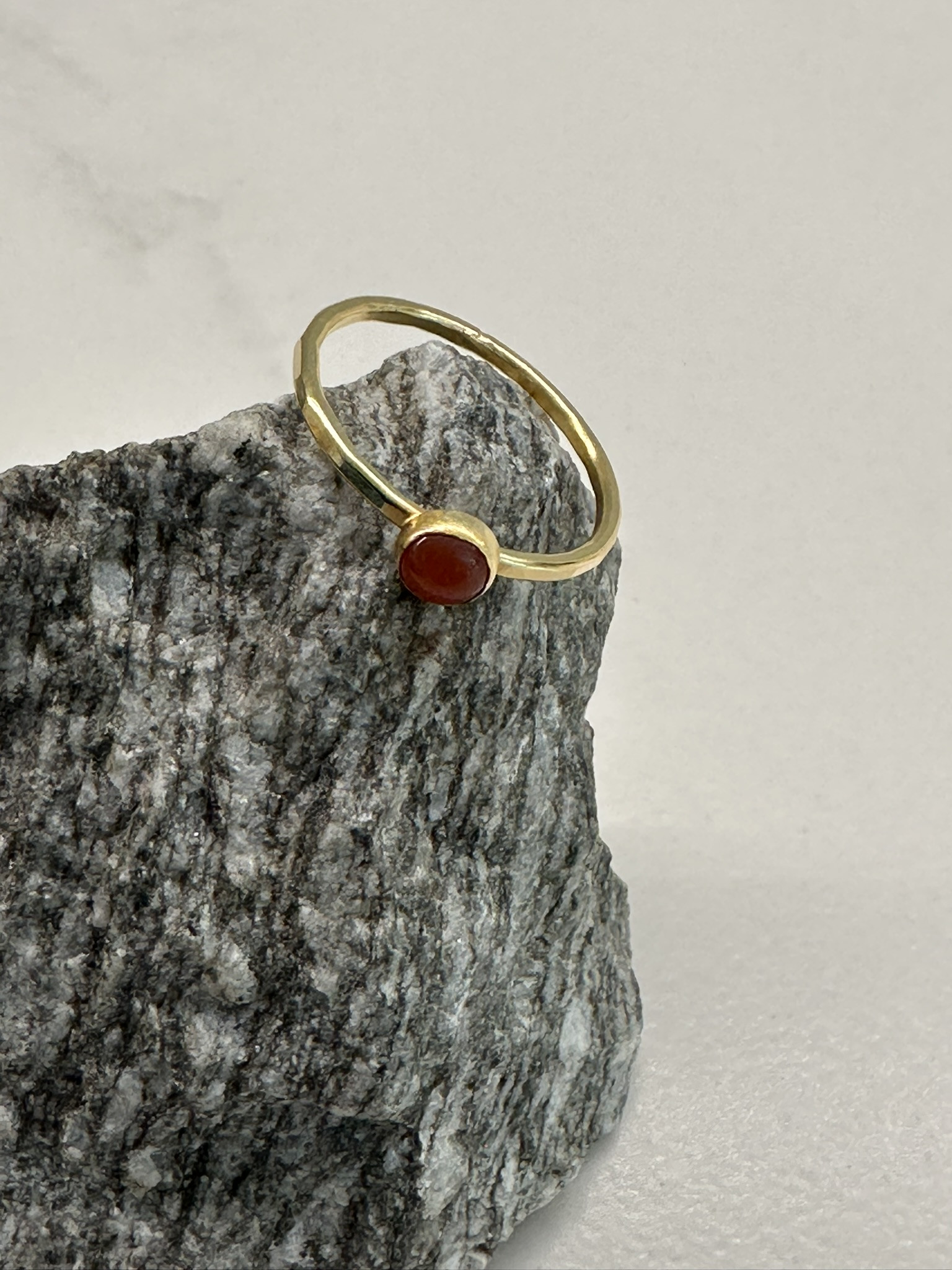 Zilveren ring met geboortesteen - Foto