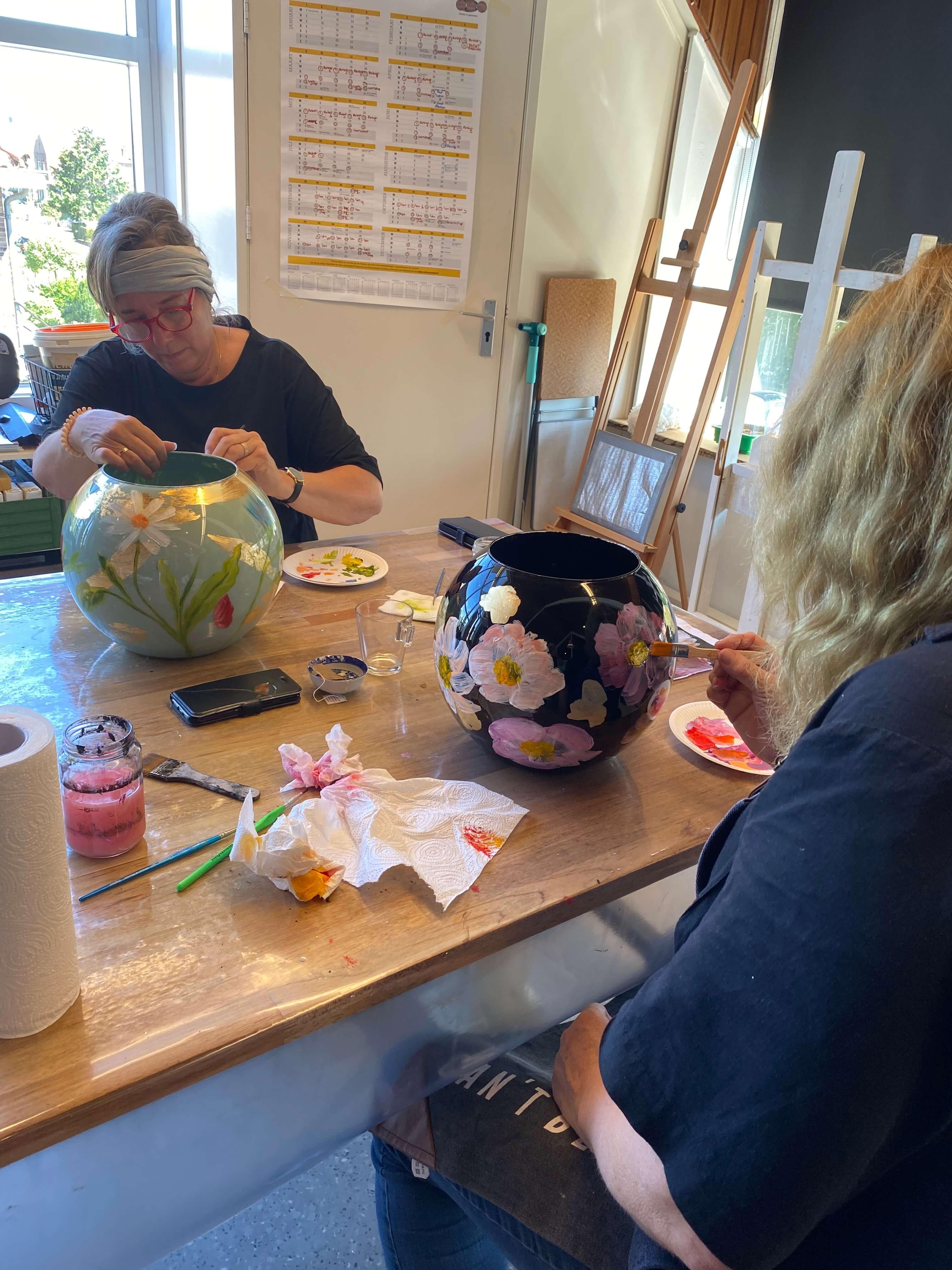 Creatieve workshop grote glazen vaas beschilderen - Foto