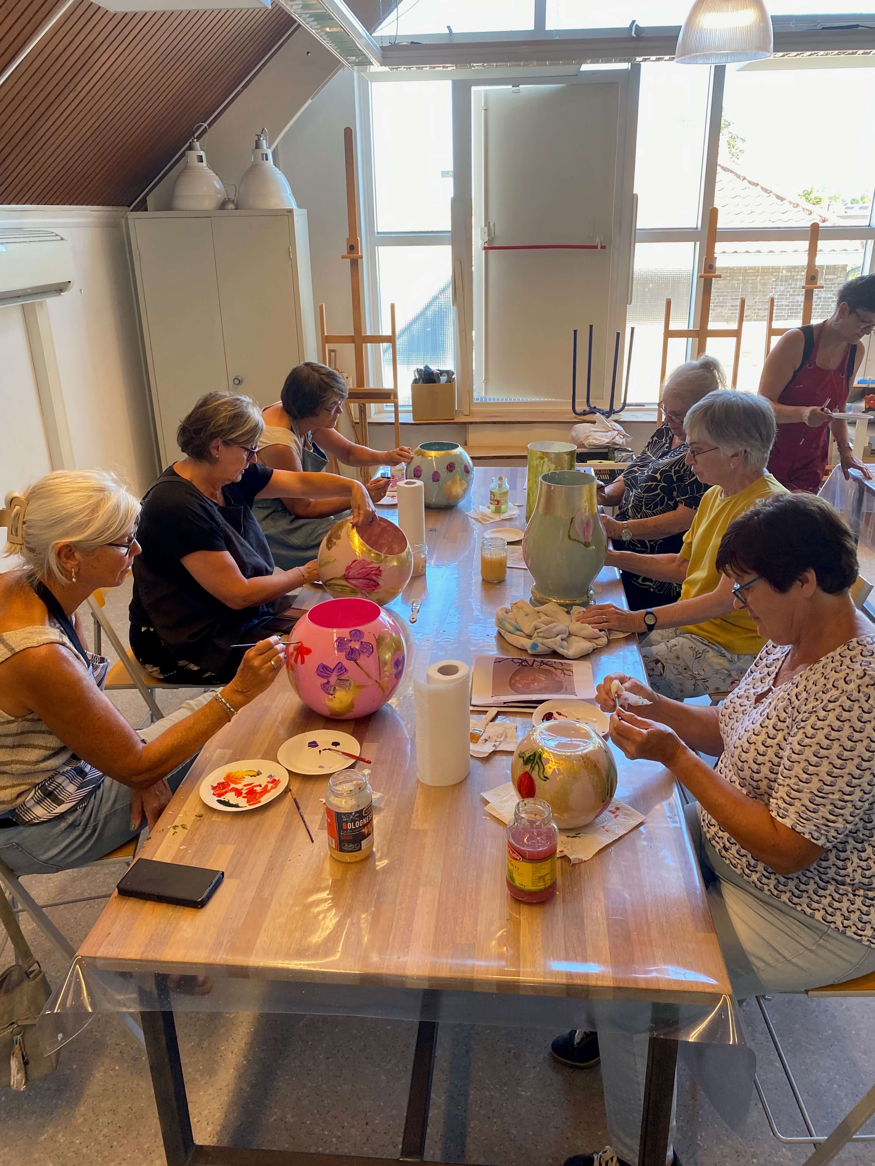 Creatieve workshop grote glazen vaas beschilderen - Foto