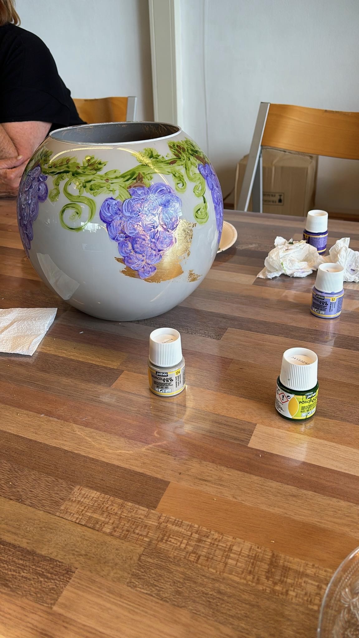 Creatieve workshop grote glazen vaas beschilderen - Foto