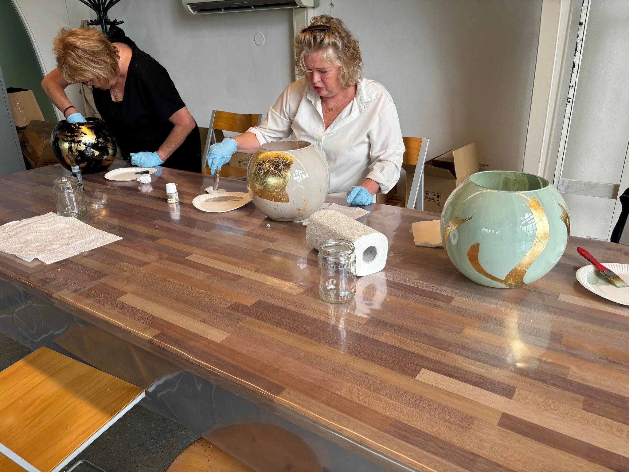 Creatieve workshop grote glazen vaas beschilderen - Foto