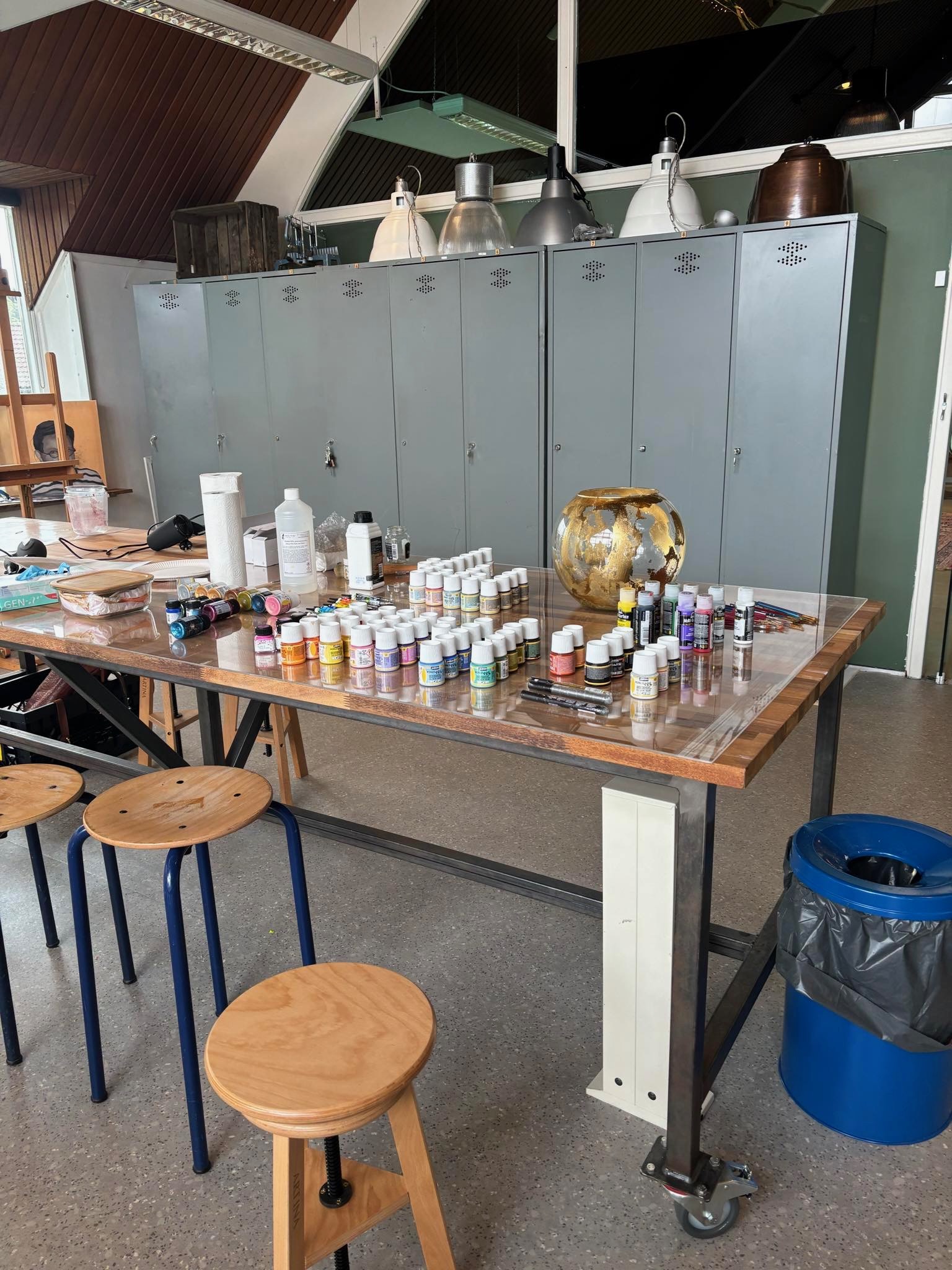 Creatieve workshop grote glazen vaas beschilderen - Foto