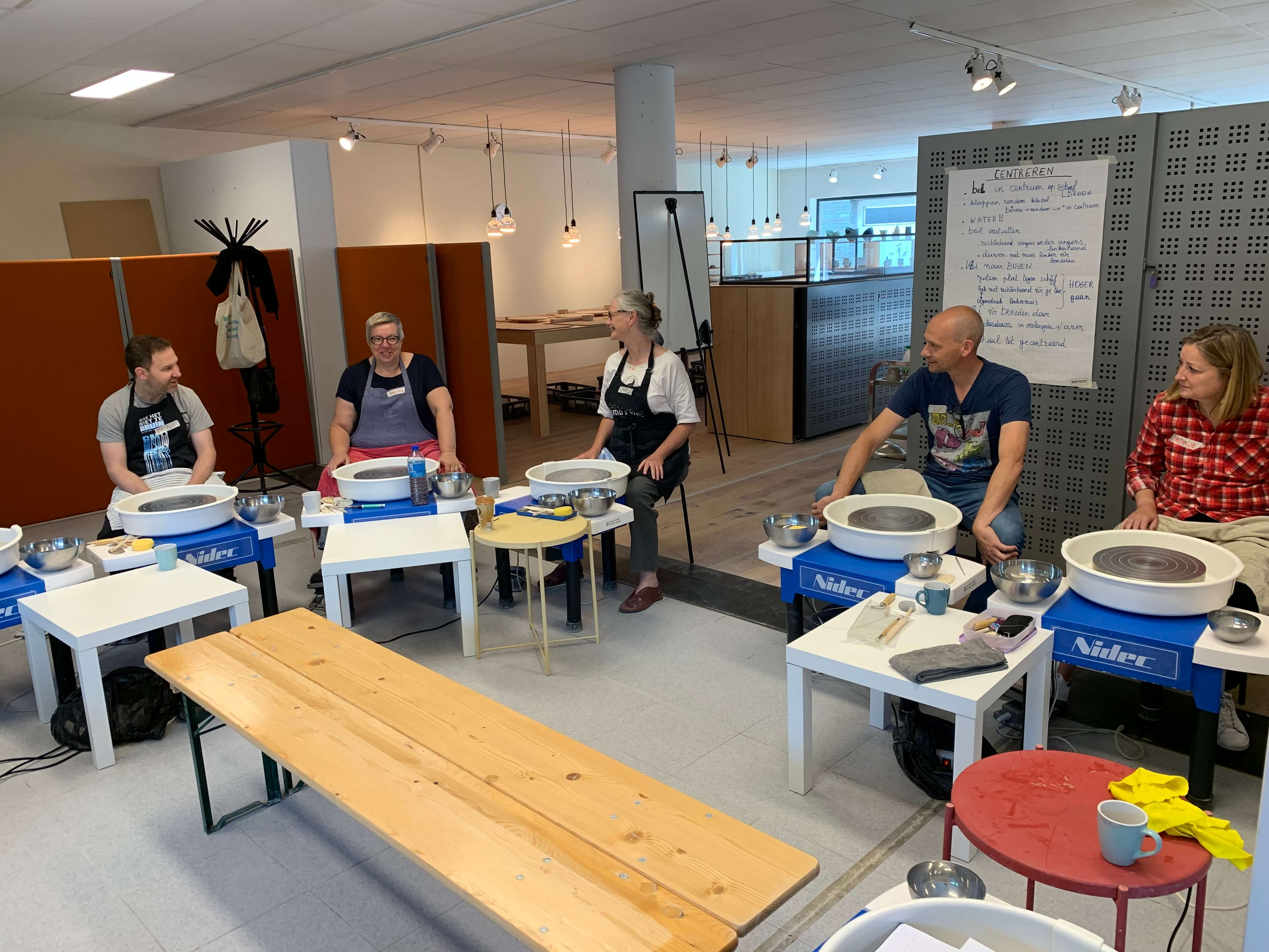 Teambuilding keramiek: inititatie aan de draaischijf - Foto