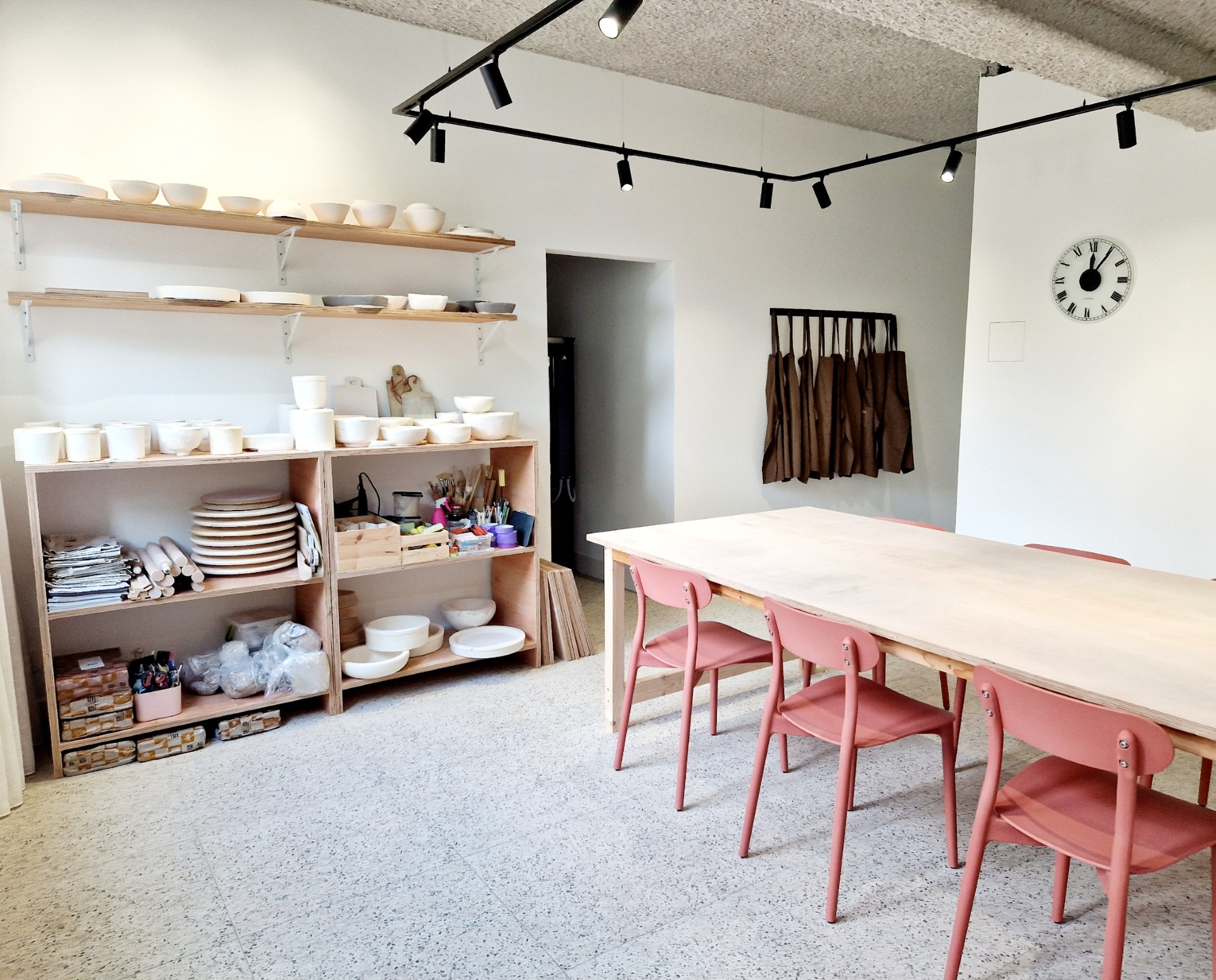 Keramiek kommetjes maken op mal - Foto