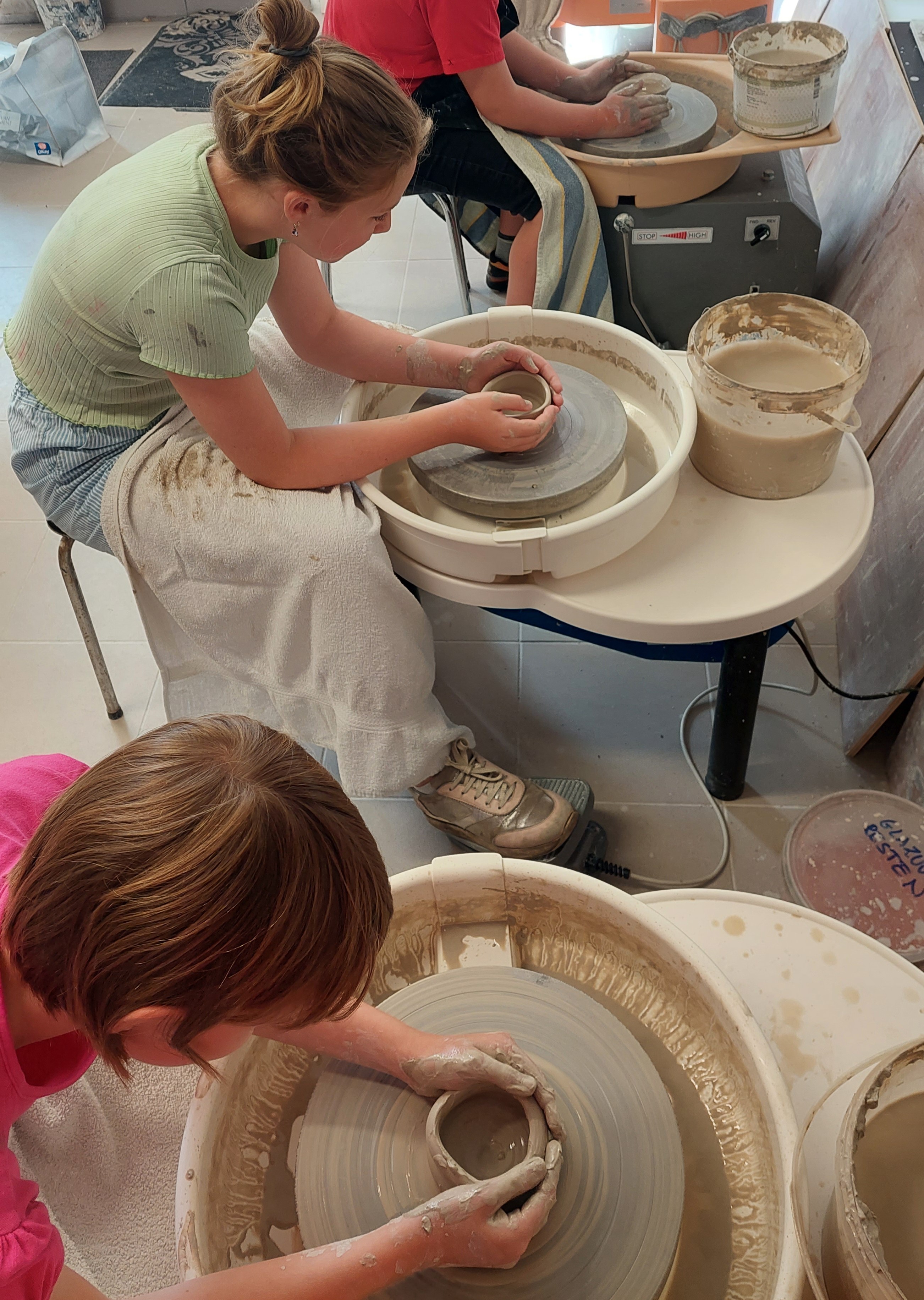 ✨Keramiek schilderen: Kleur en magie 🎨🪄  1 sessie van 2uur ( zav1ks_2911)