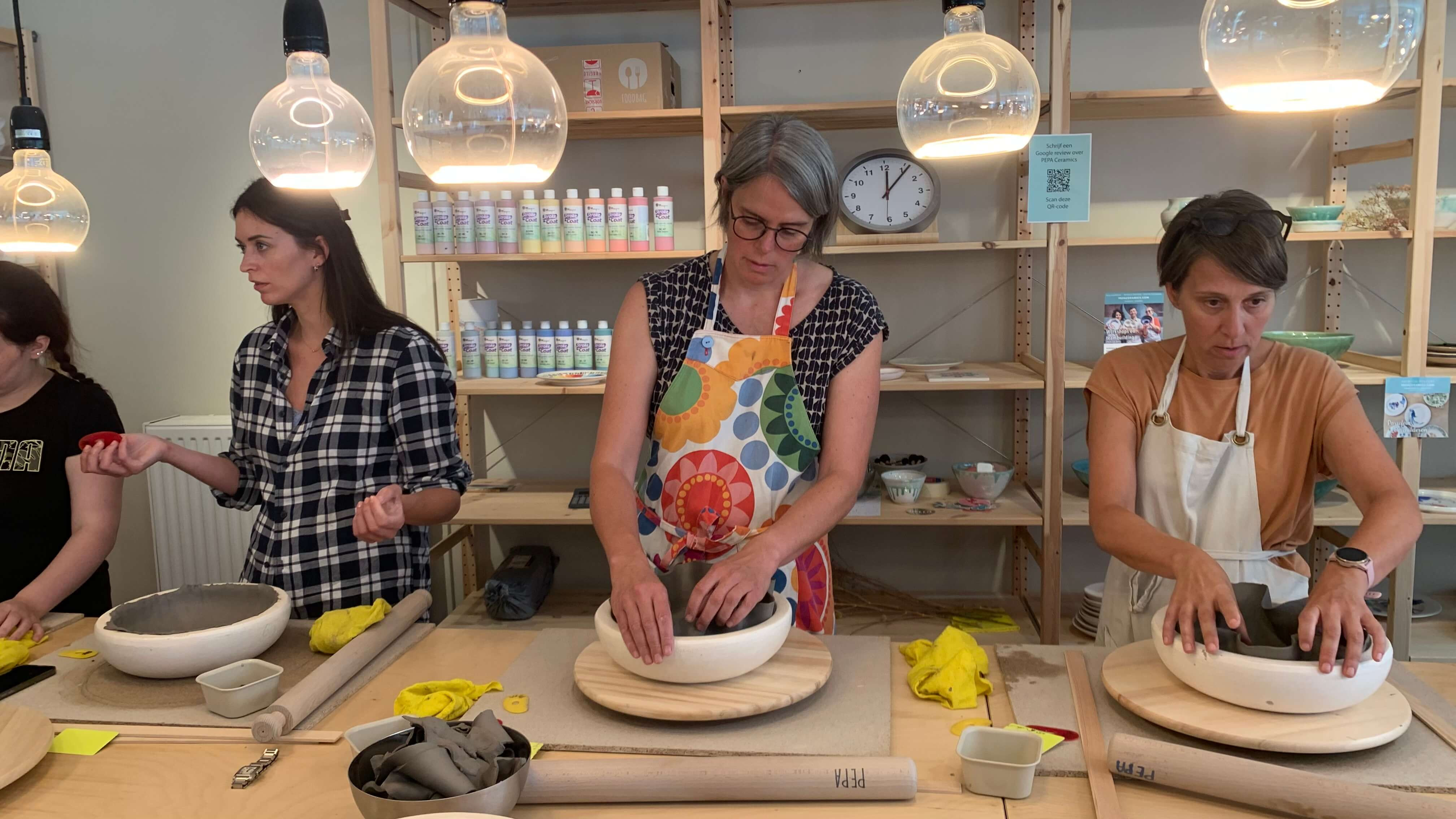 Teambuilding keramiek: maak drie kommen - Foto