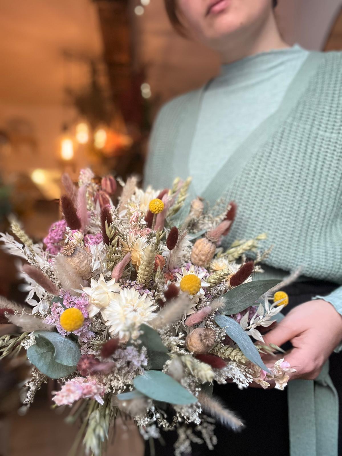 Vier de lente met een boeket van droogbloemen - Foto