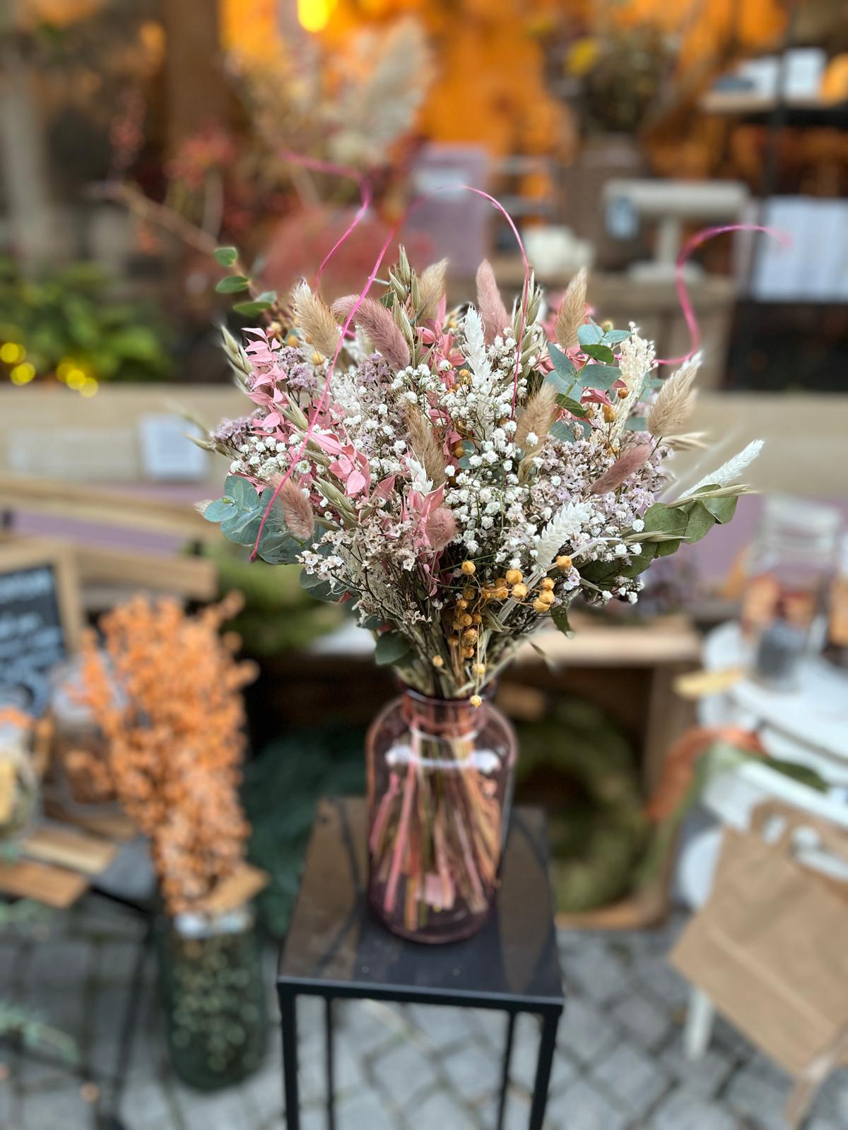 Vier de lente met een boeket van droogbloemen - Foto
