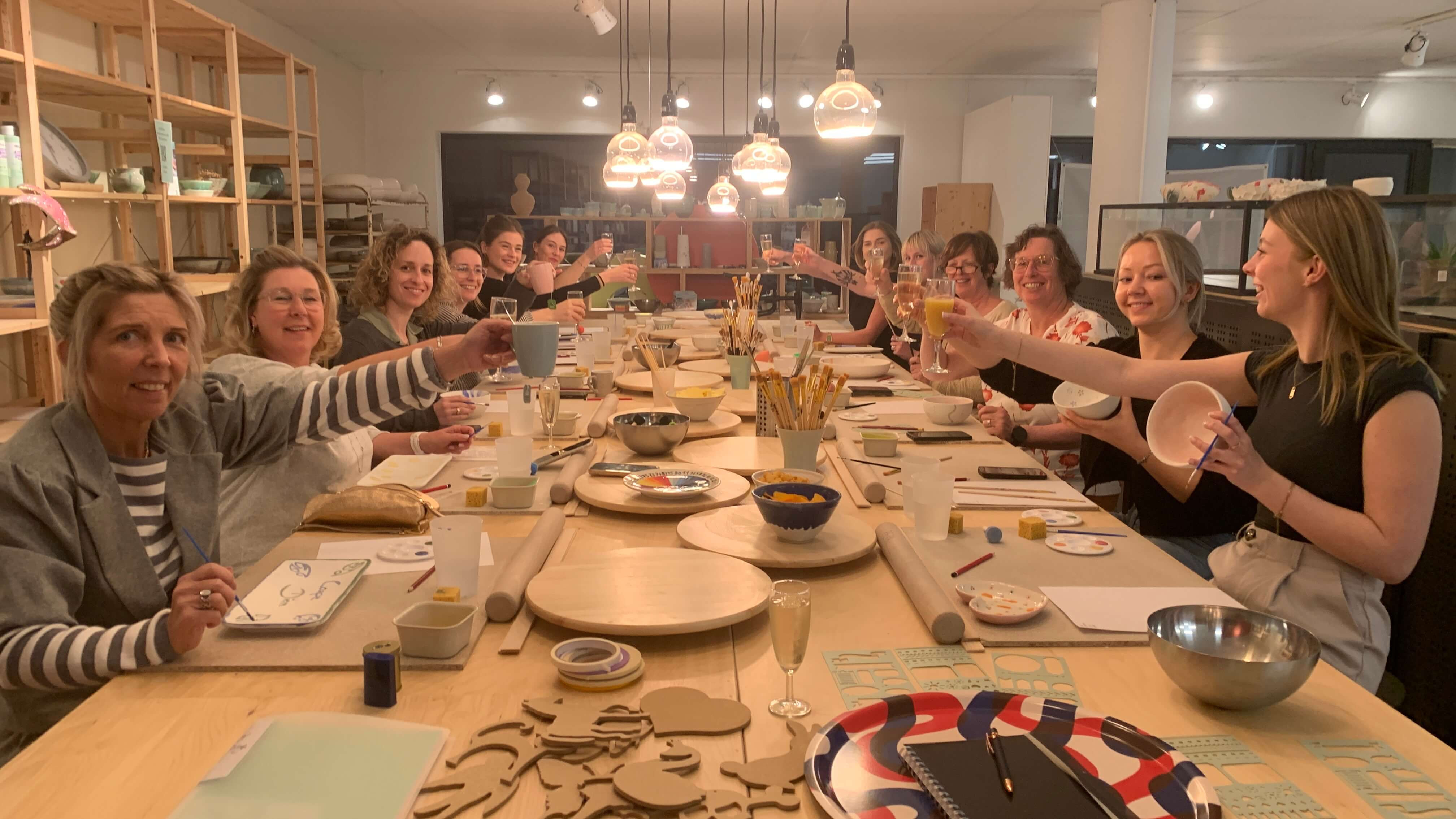 Teambuilding Pottery Painting. Decoreer je servies. - Foto