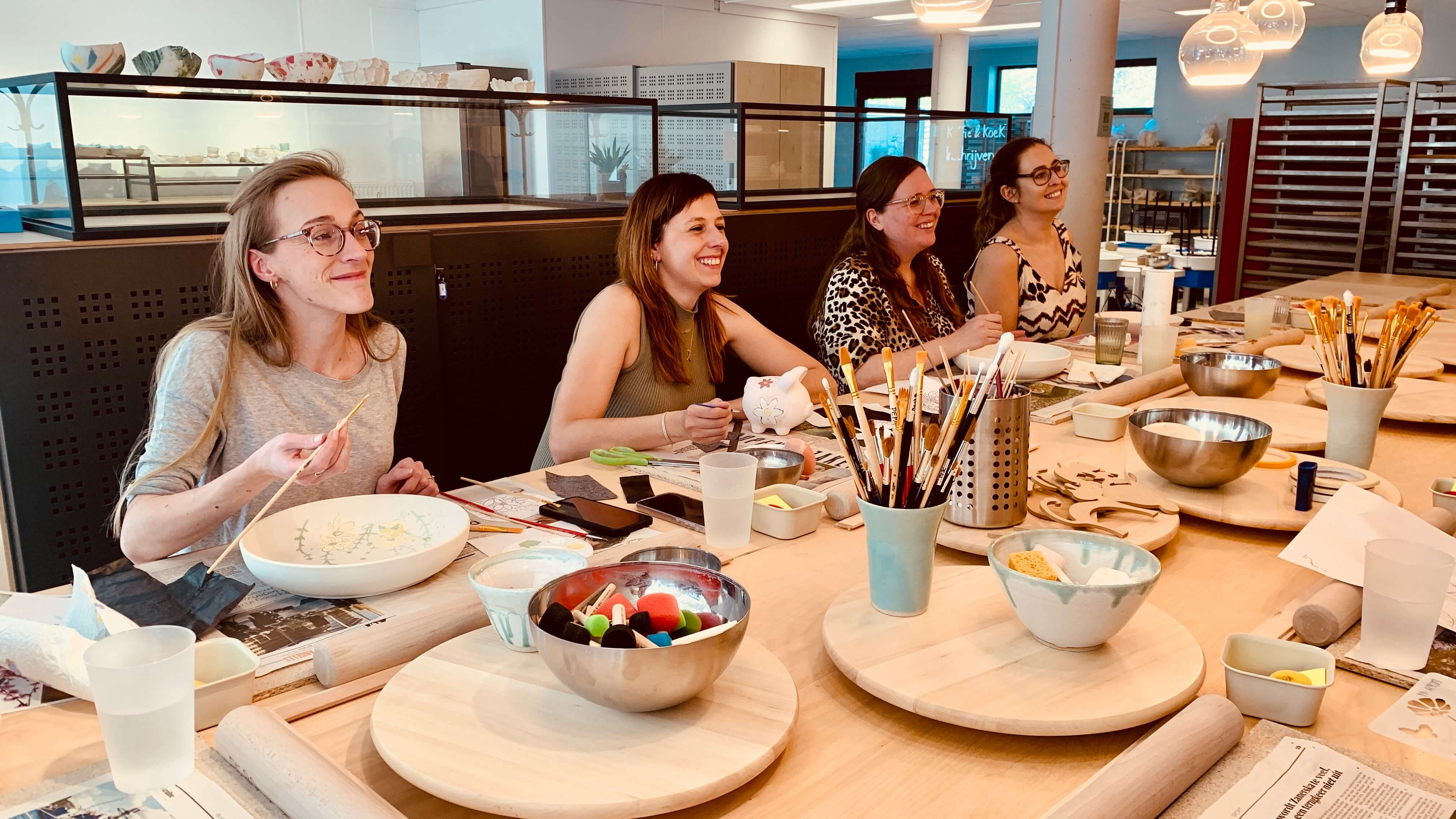 Teambuilding Pottery Painting. Decoreer je servies. - Foto