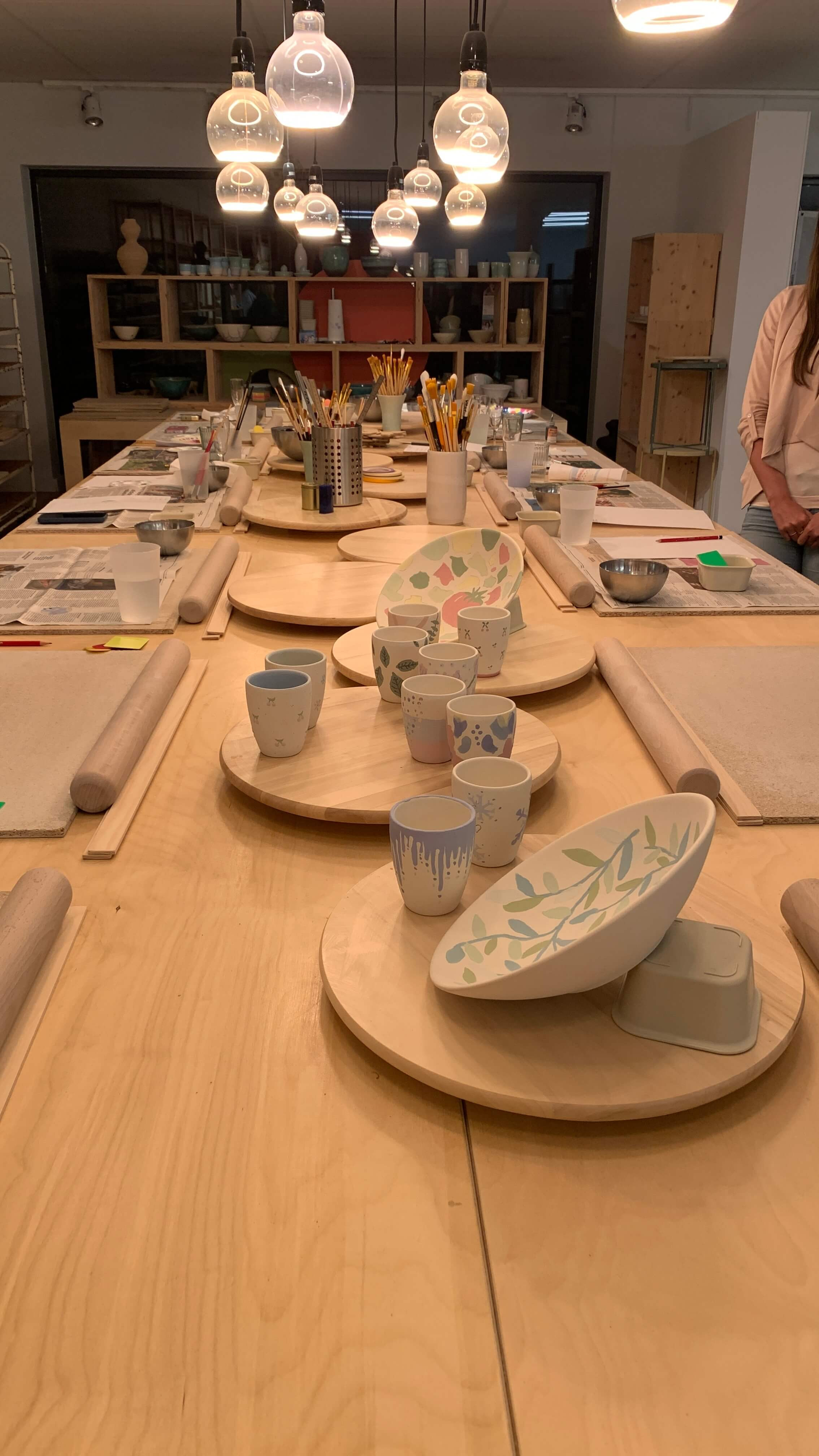 Teambuilding Pottery Painting. Decoreer je servies. - Foto