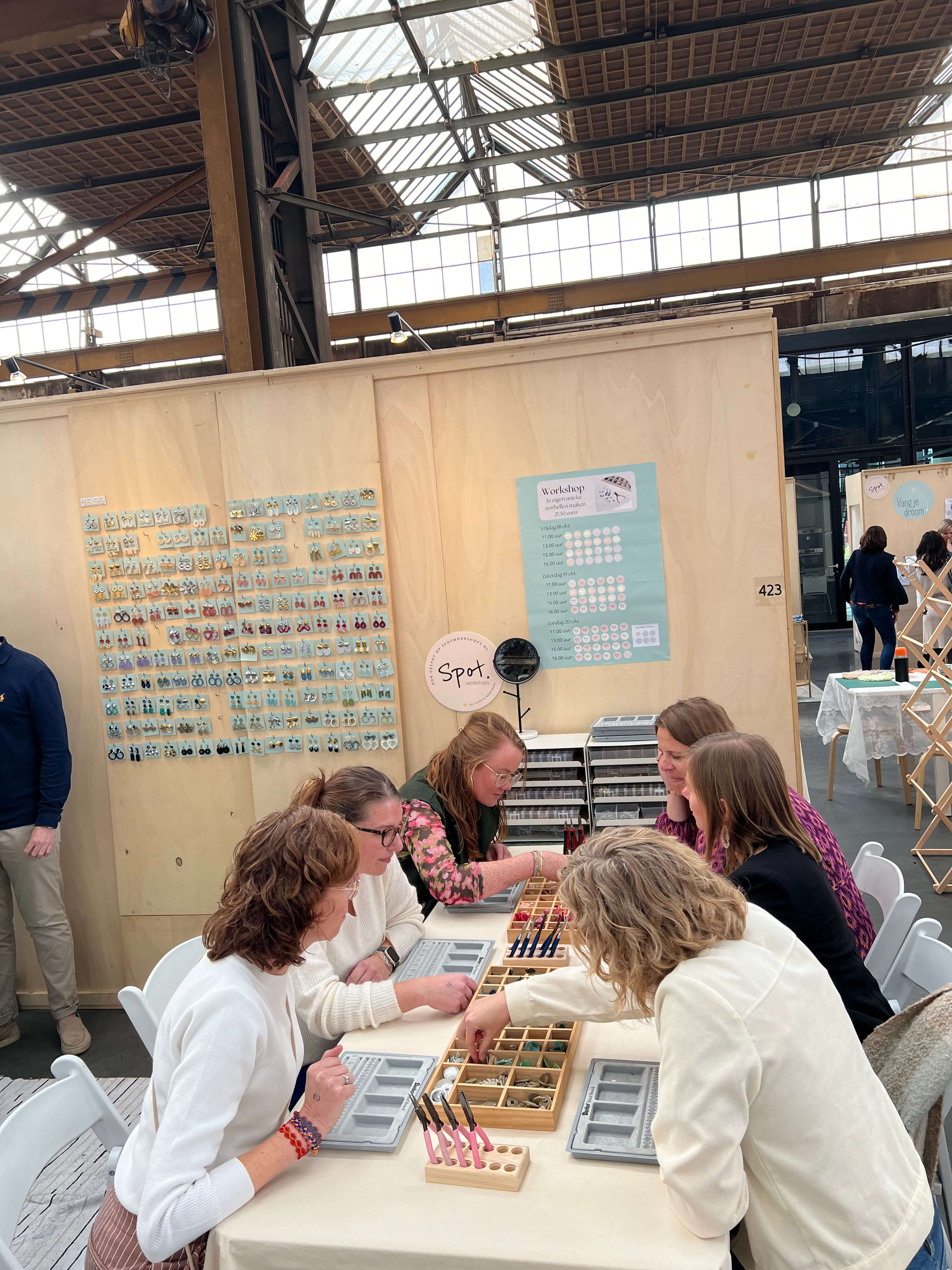 Workshop resin art oorbellen samenstellen - Foto