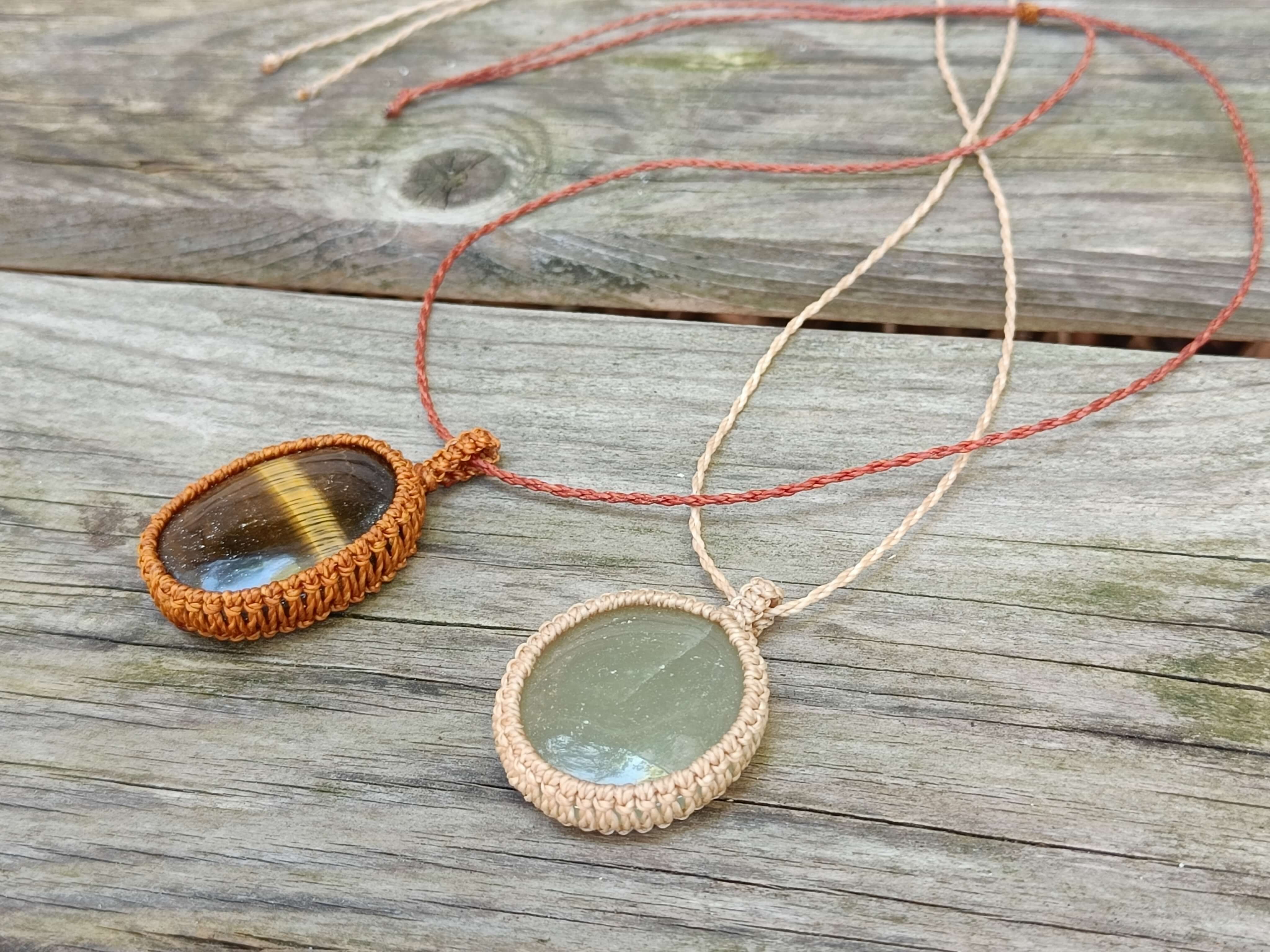 Macrame ketting met edelsteen - Foto