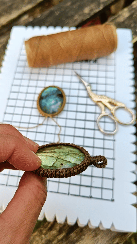 Macrame ketting met edelsteen - Foto