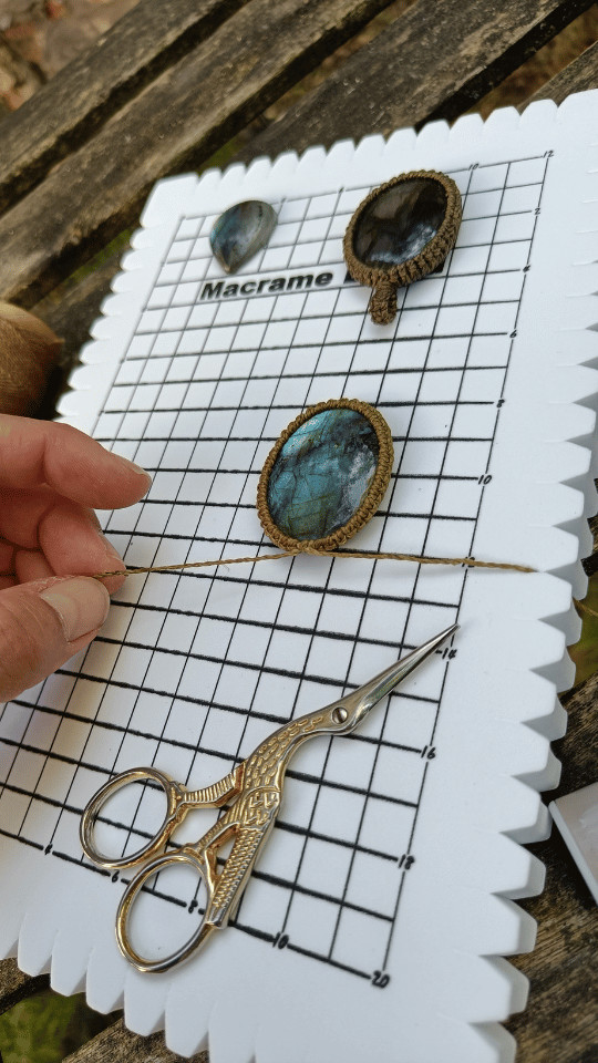 Macrame ketting met edelsteen - Foto