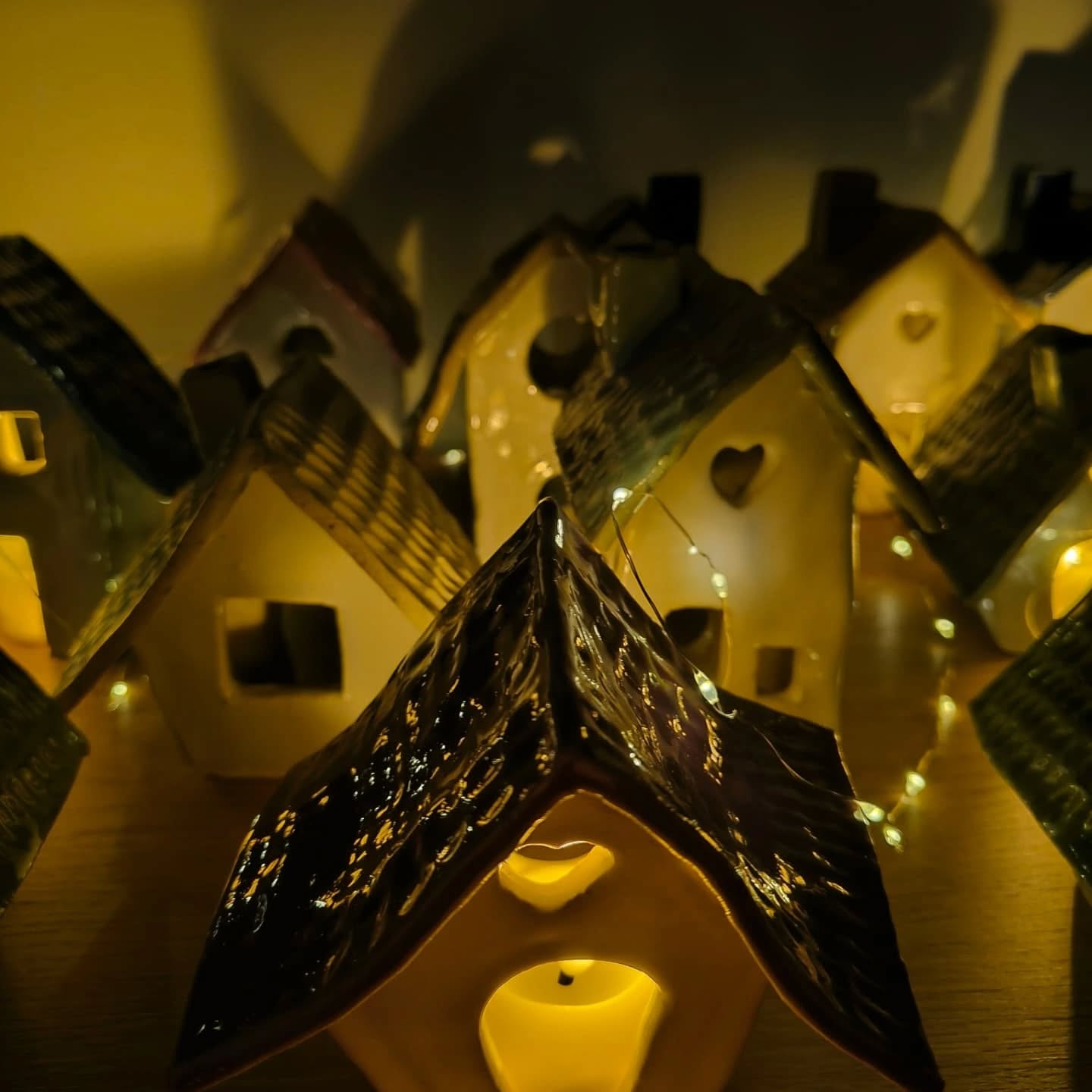 Kersthuisjes in keramiek - Foto