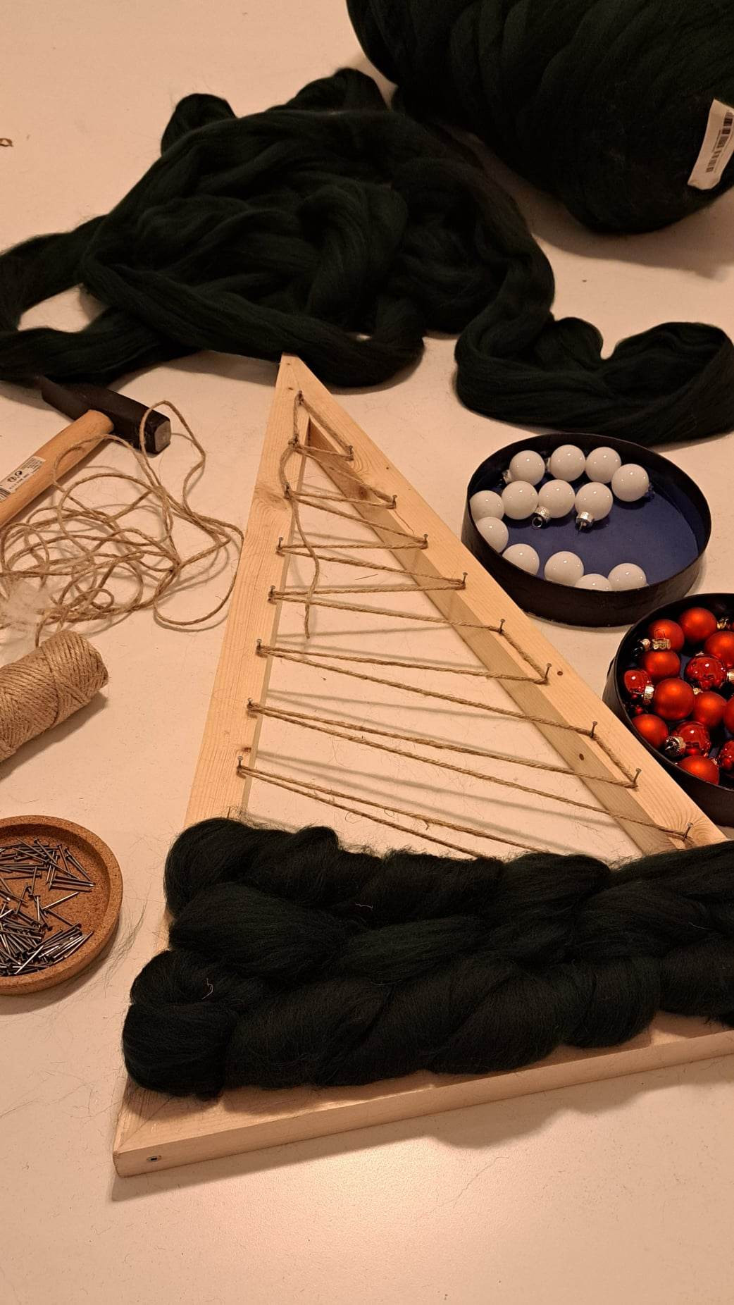 Workshop houten kerstboom met lontwol - Foto