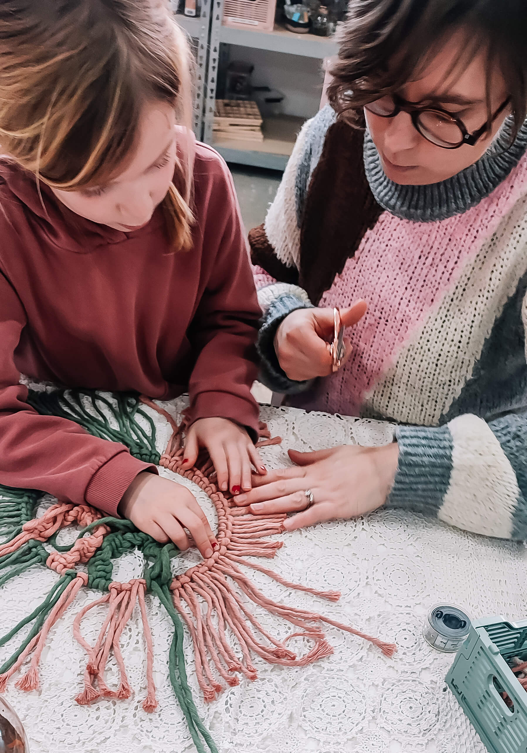 Macramé met je Mini – Knoop samen een leeuwenspiegel 🦁🧶 - Foto