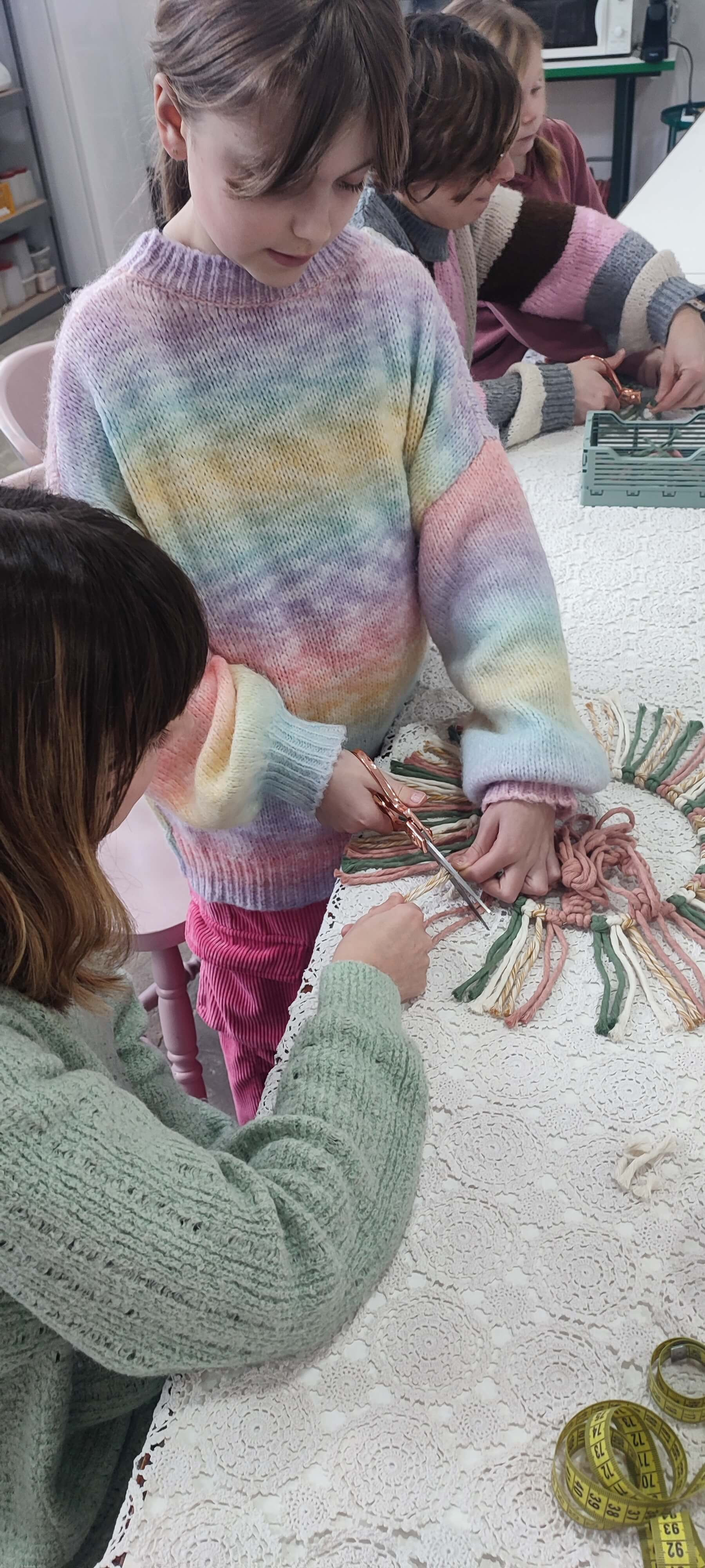 Macramé met je Mini – Knoop samen een leeuwenspiegel 🦁🧶 - Foto