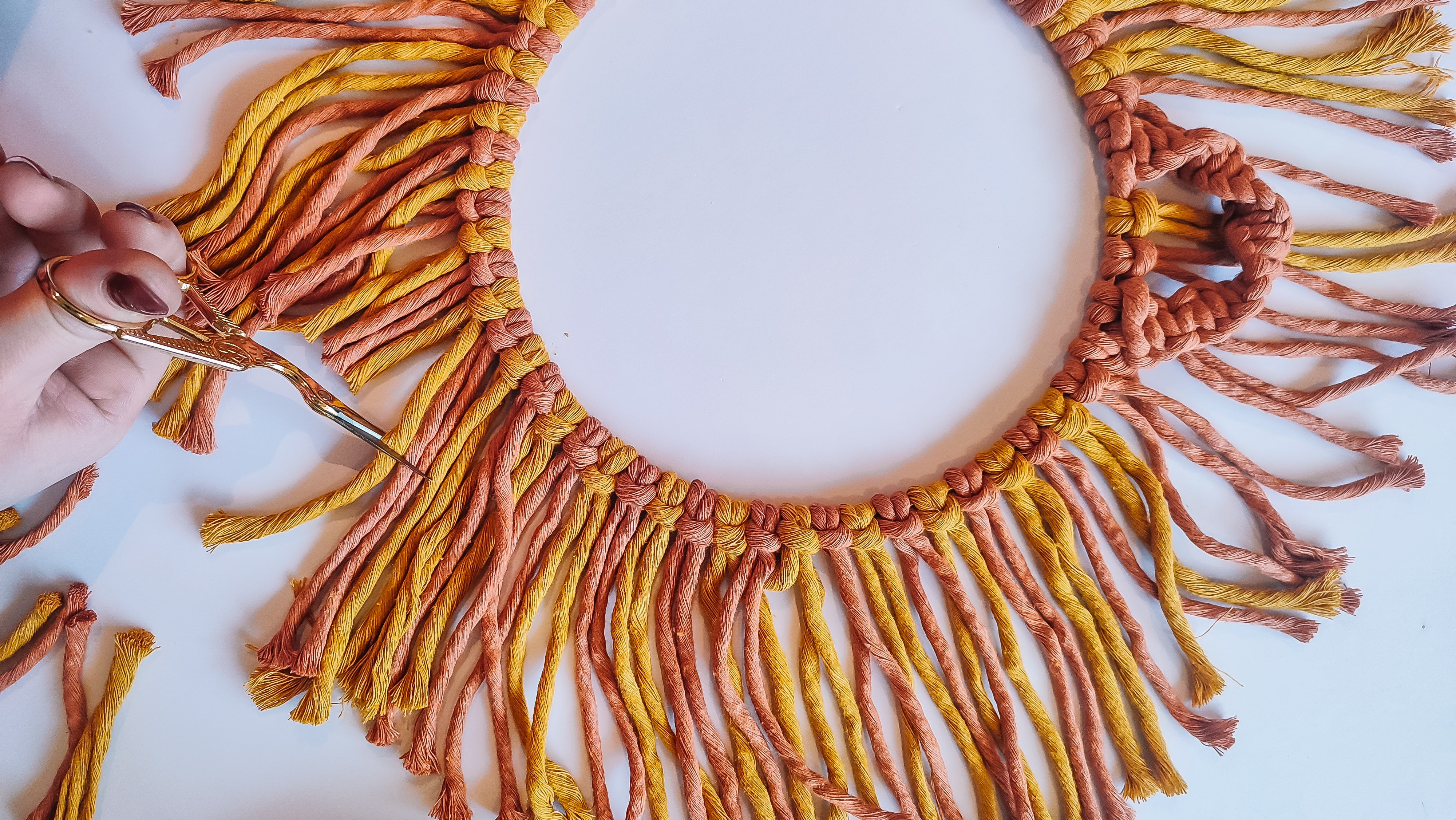 Macramé met je Mini – Knoop samen een leeuwenspiegel 🦁🧶 - Foto