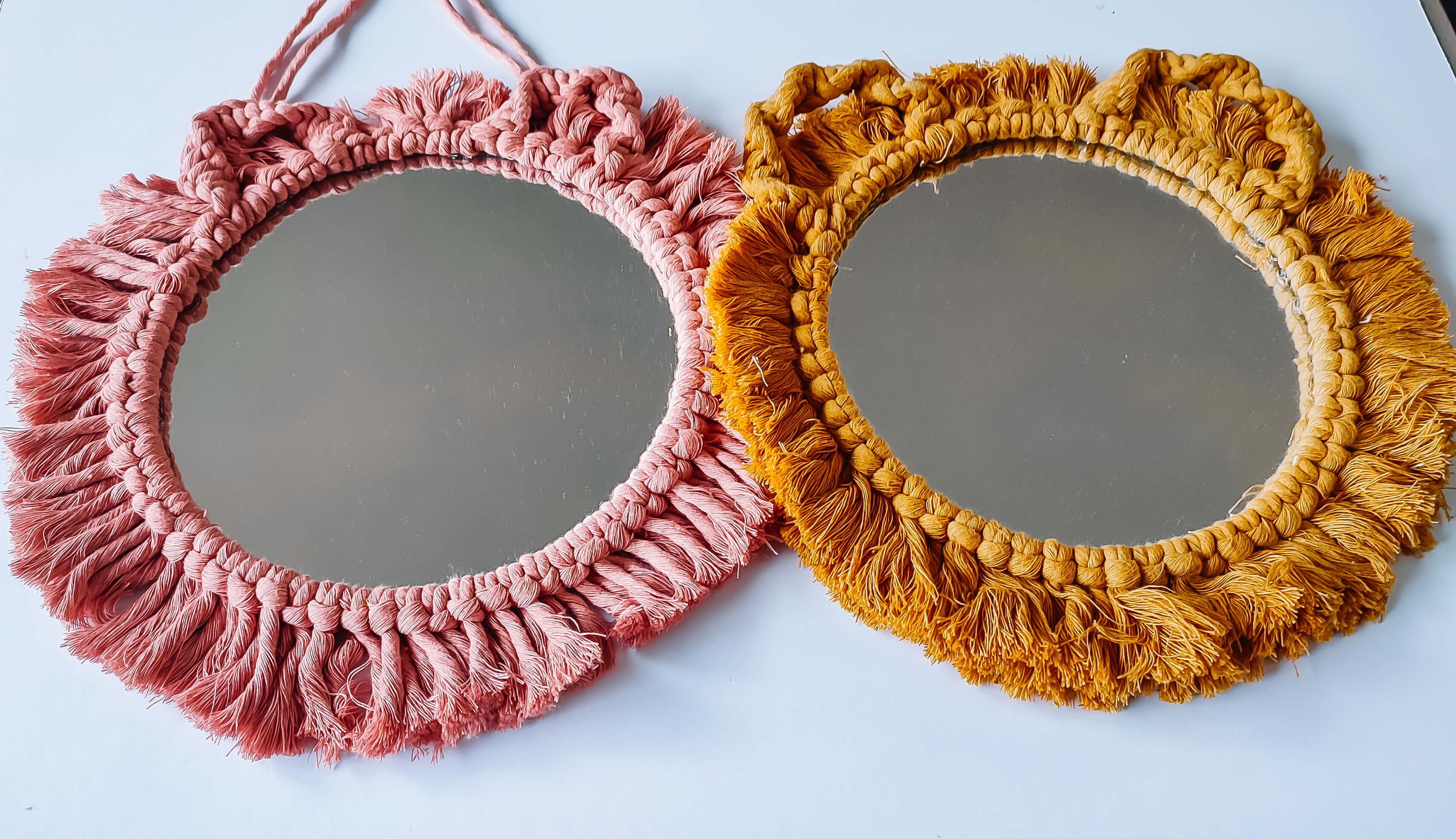 Macramé met je Mini – Knoop samen een leeuwenspiegel 🦁🧶 - Foto