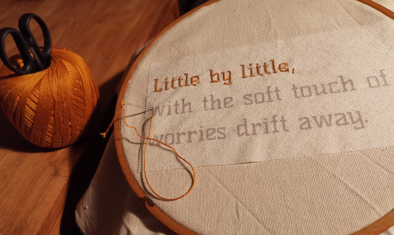 Workshop Haiku borduren, creatieve verbinding met taal en draad. - Foto