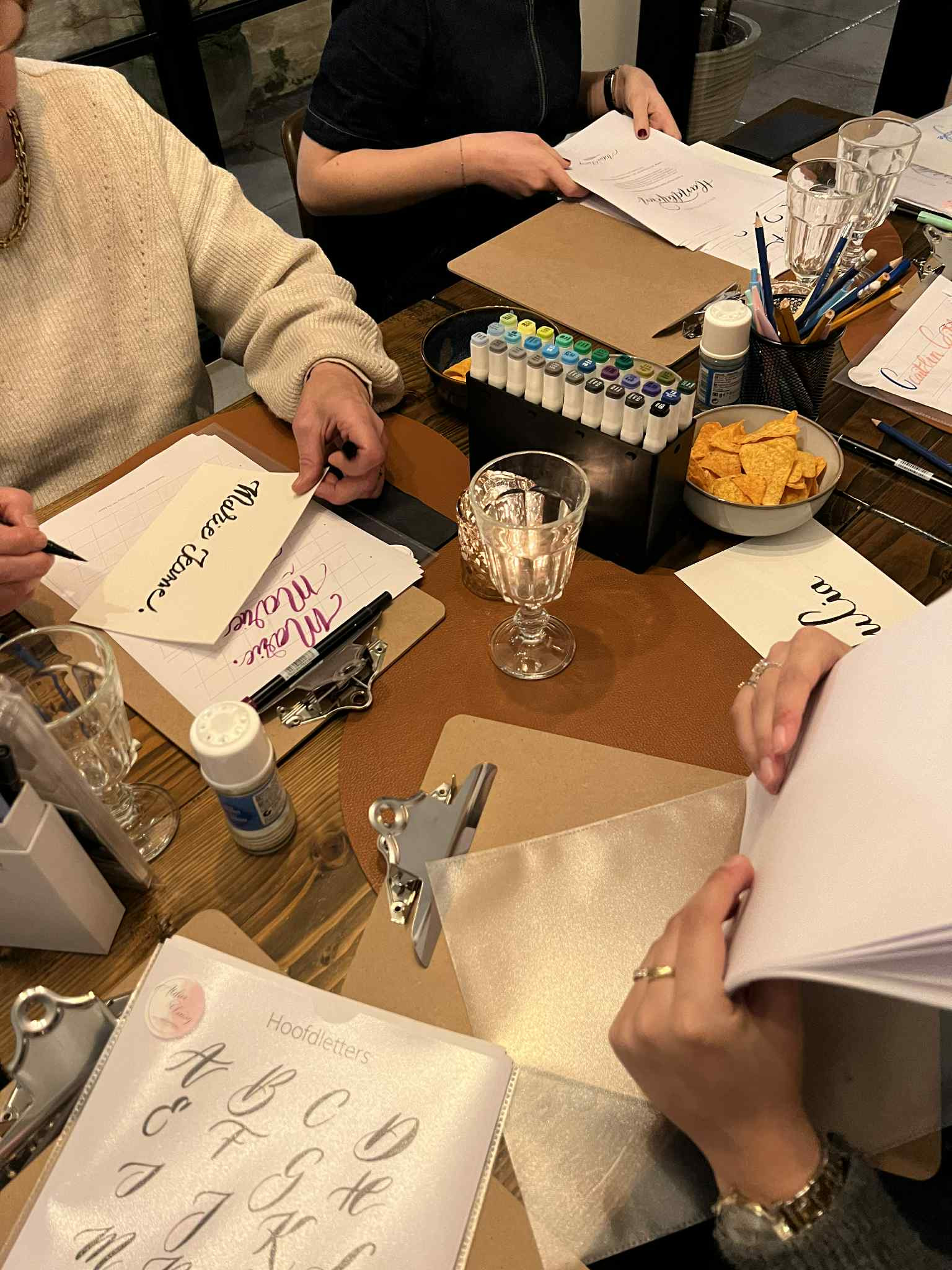 Workshop handletteren basis en maak jouw eigen cadeaulabels! - Foto