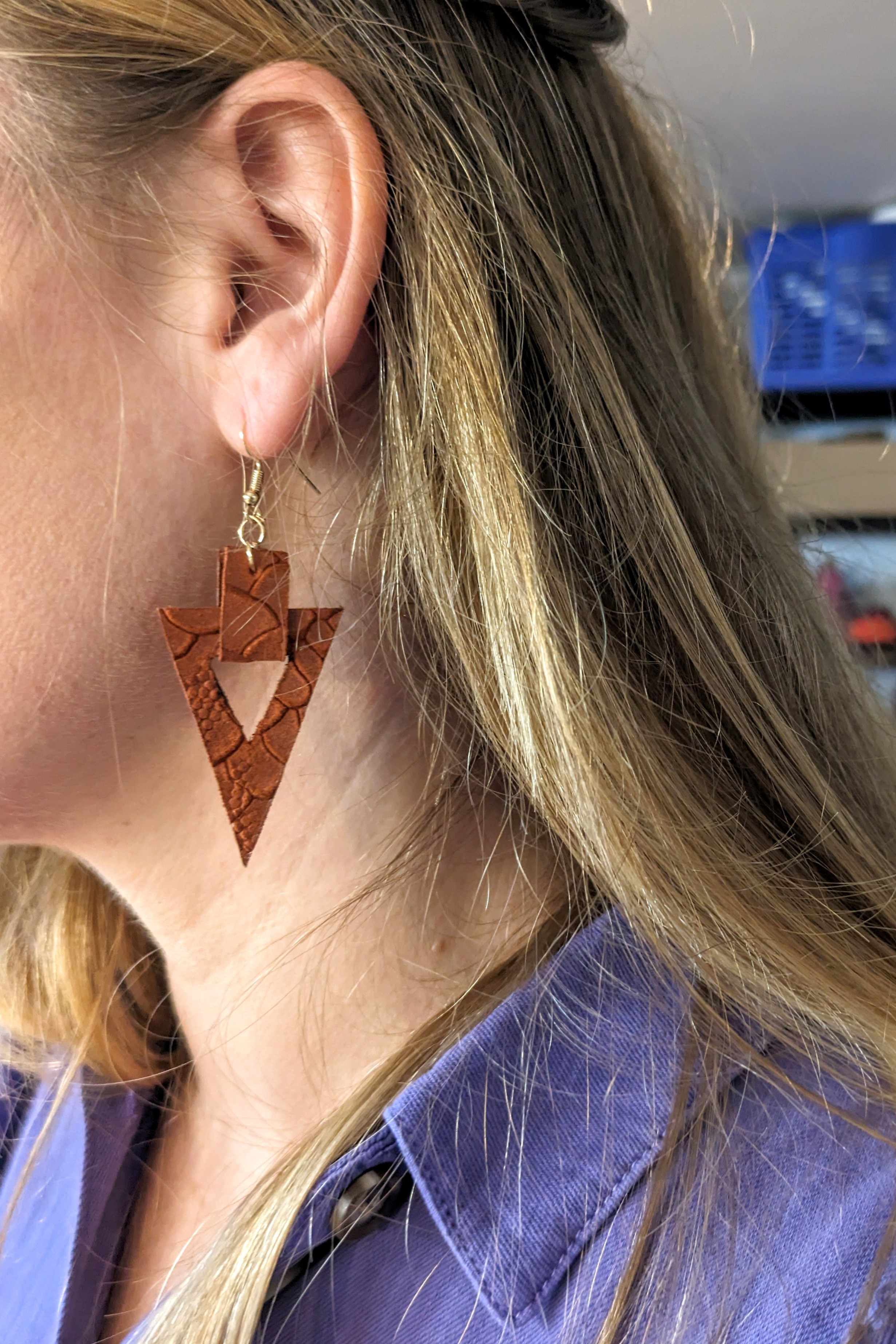 Oorbellen in leer workshop - Foto