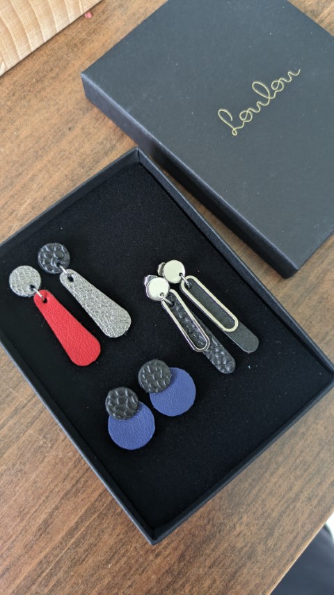 Oorbellen in leer workshop - Foto