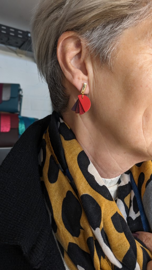 Oorbellen in leer workshop - Foto