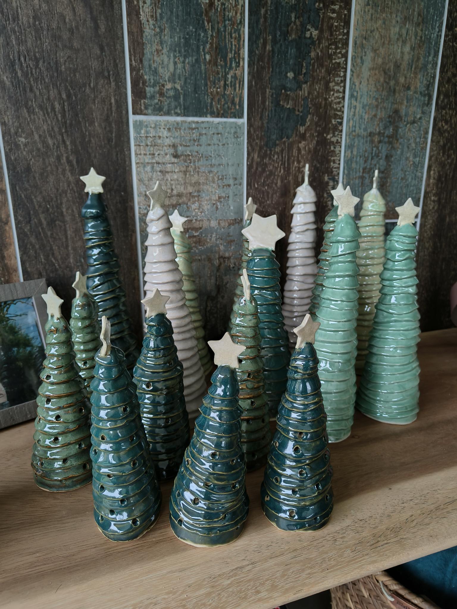 Kerstboompjes in keramiek - Foto