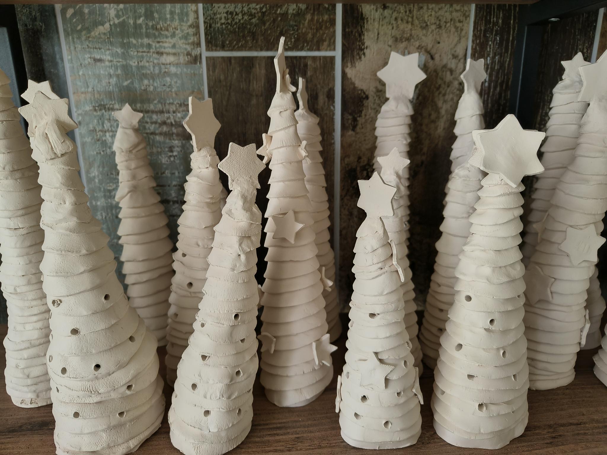 Kerstboompjes in keramiek - Foto