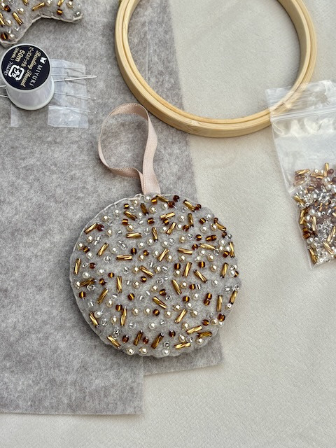 DIY Pakket: Vilten kerstboomhangers met kralen - Foto