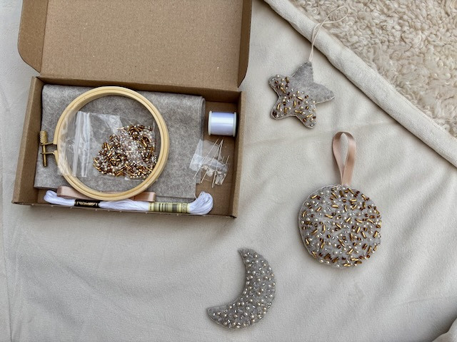 DIY Pakket: Vilten kerstboomhangers met kralen - Foto