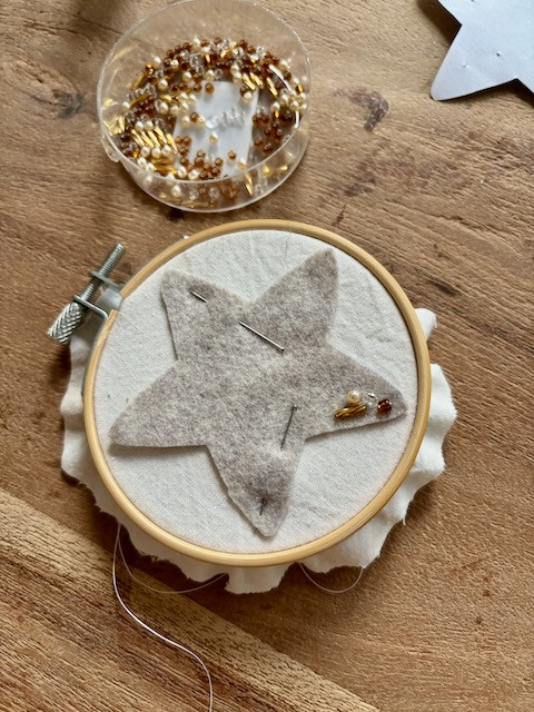 DIY Pakket: Vilten kerstboomhangers met kralen - Foto