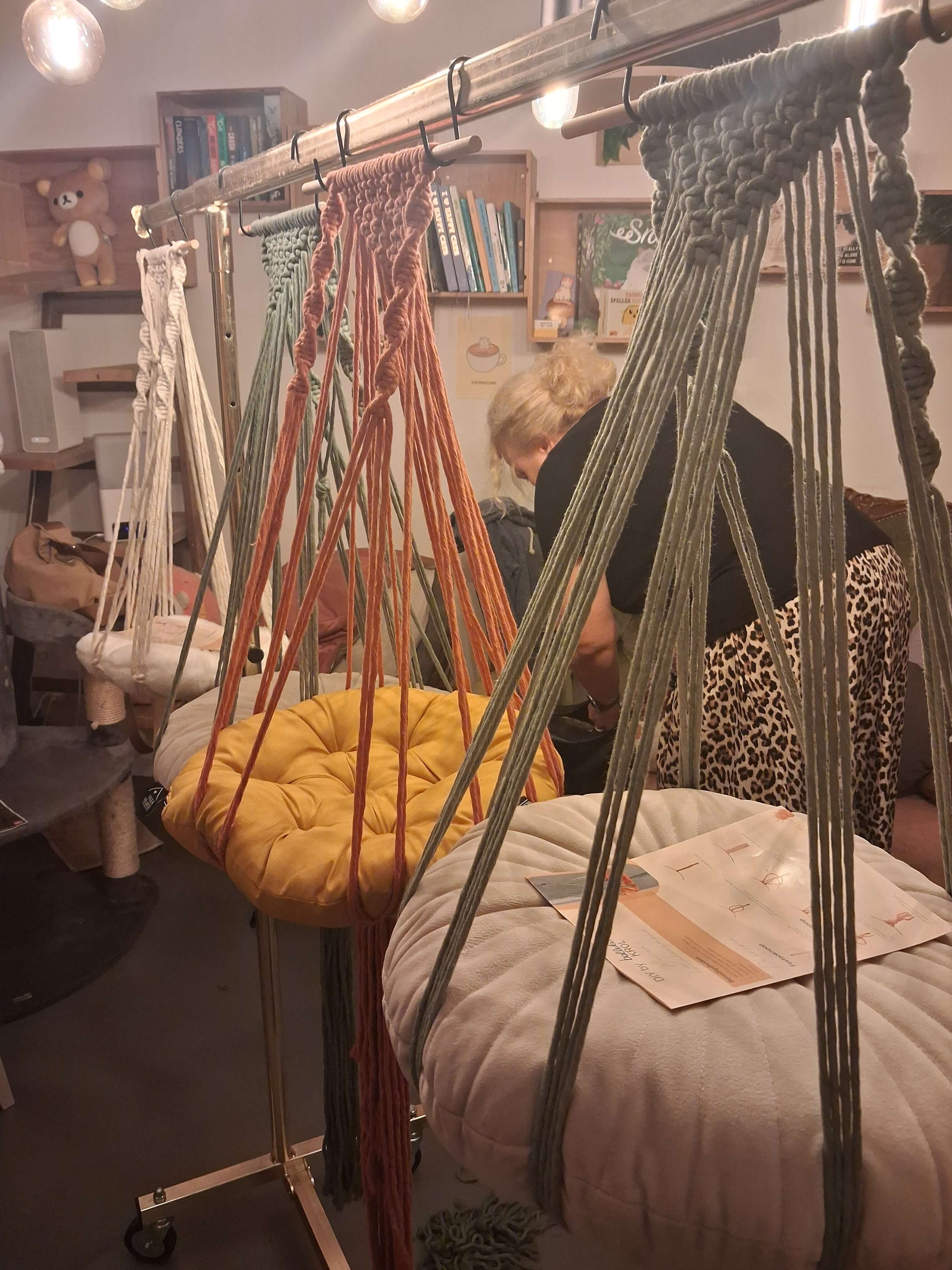 Macramé & Katjes – knoop een knusse hangmand voor je kat 🐾🧶🌸 - Foto